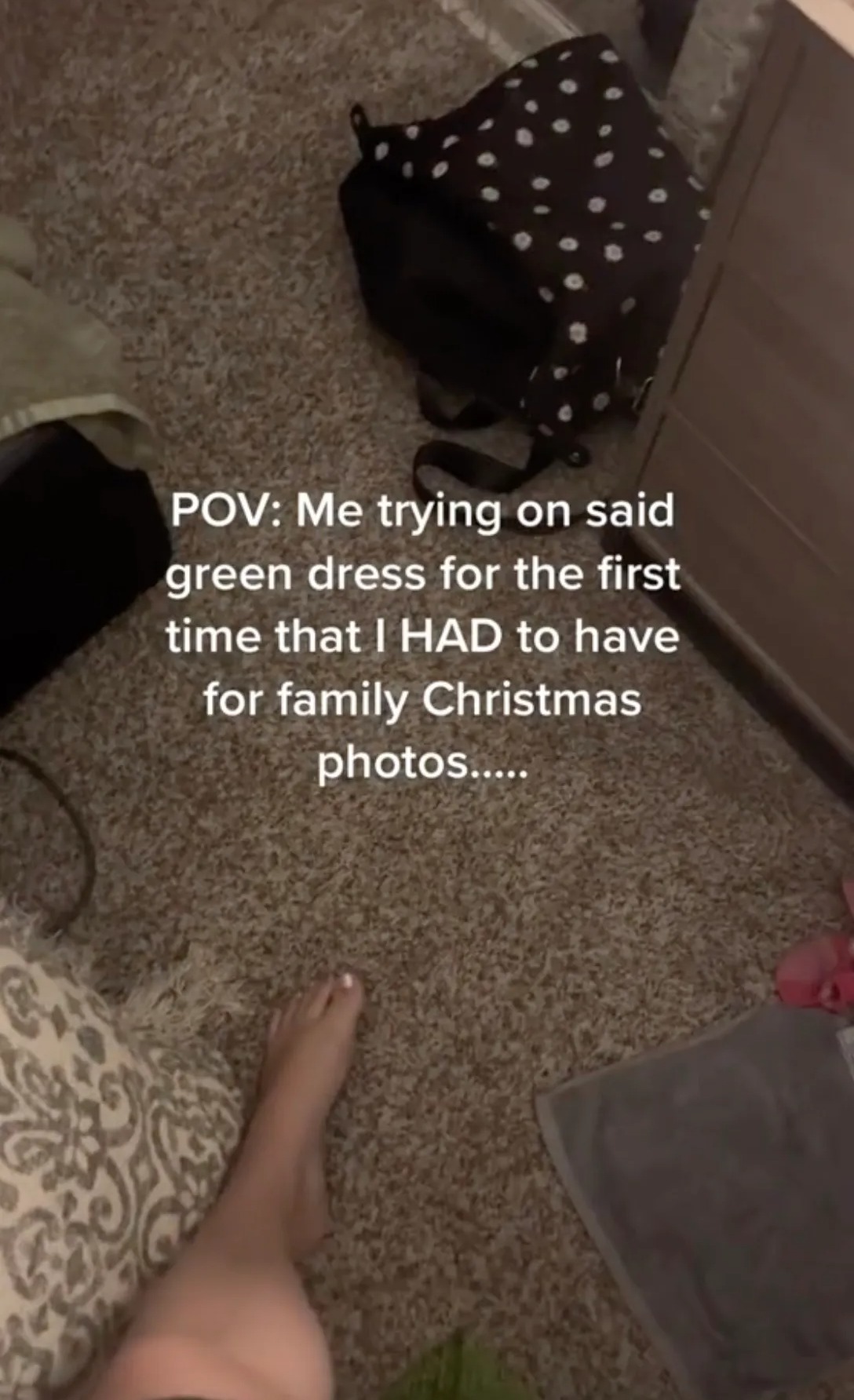 Der Frau gefiel es nicht, wie sie in dem leuchtend grünen, paillettenbesetzten Kleid aussah