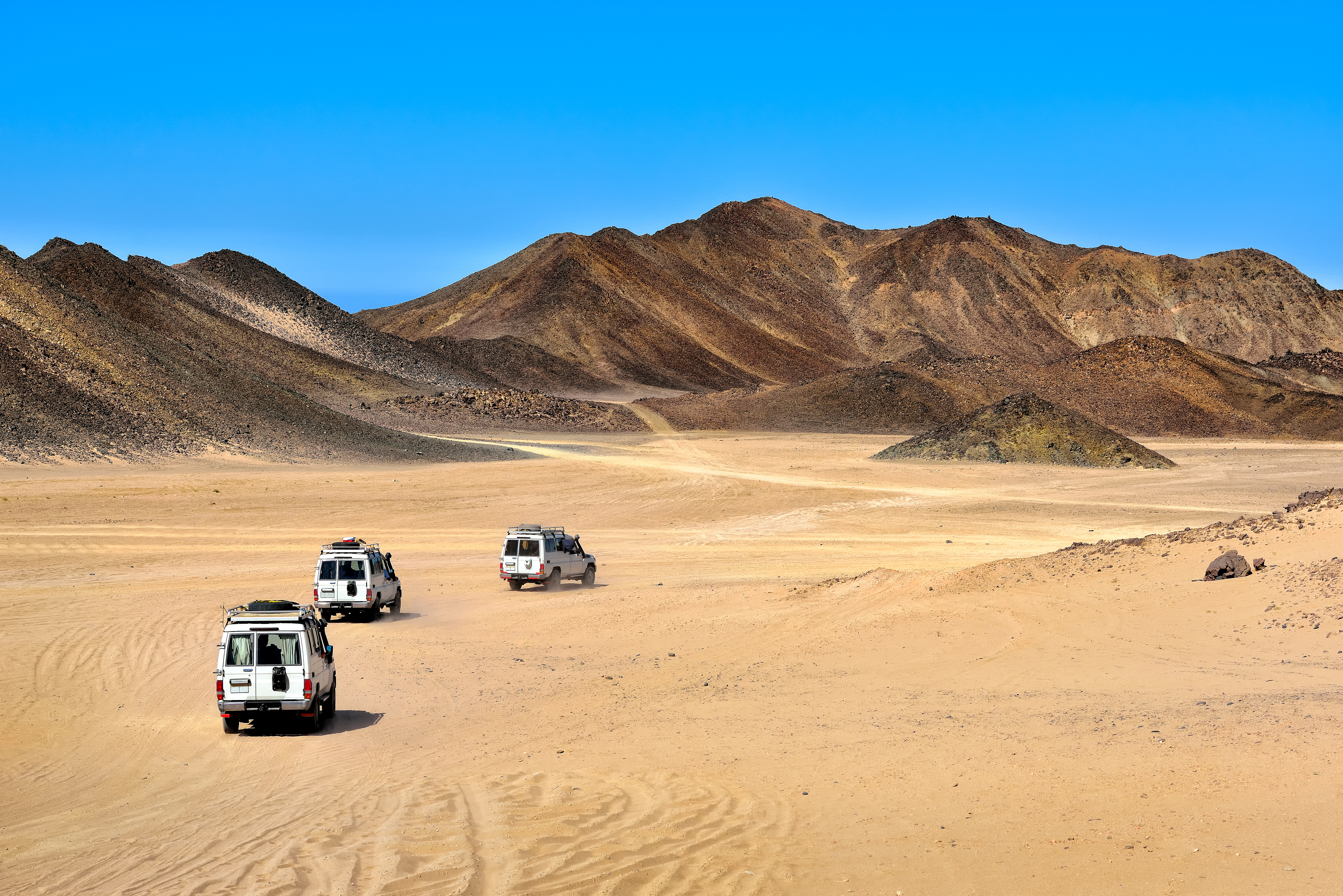 Erkunden Sie die Dünen auf einer Jeep-Safari in der Sahara
