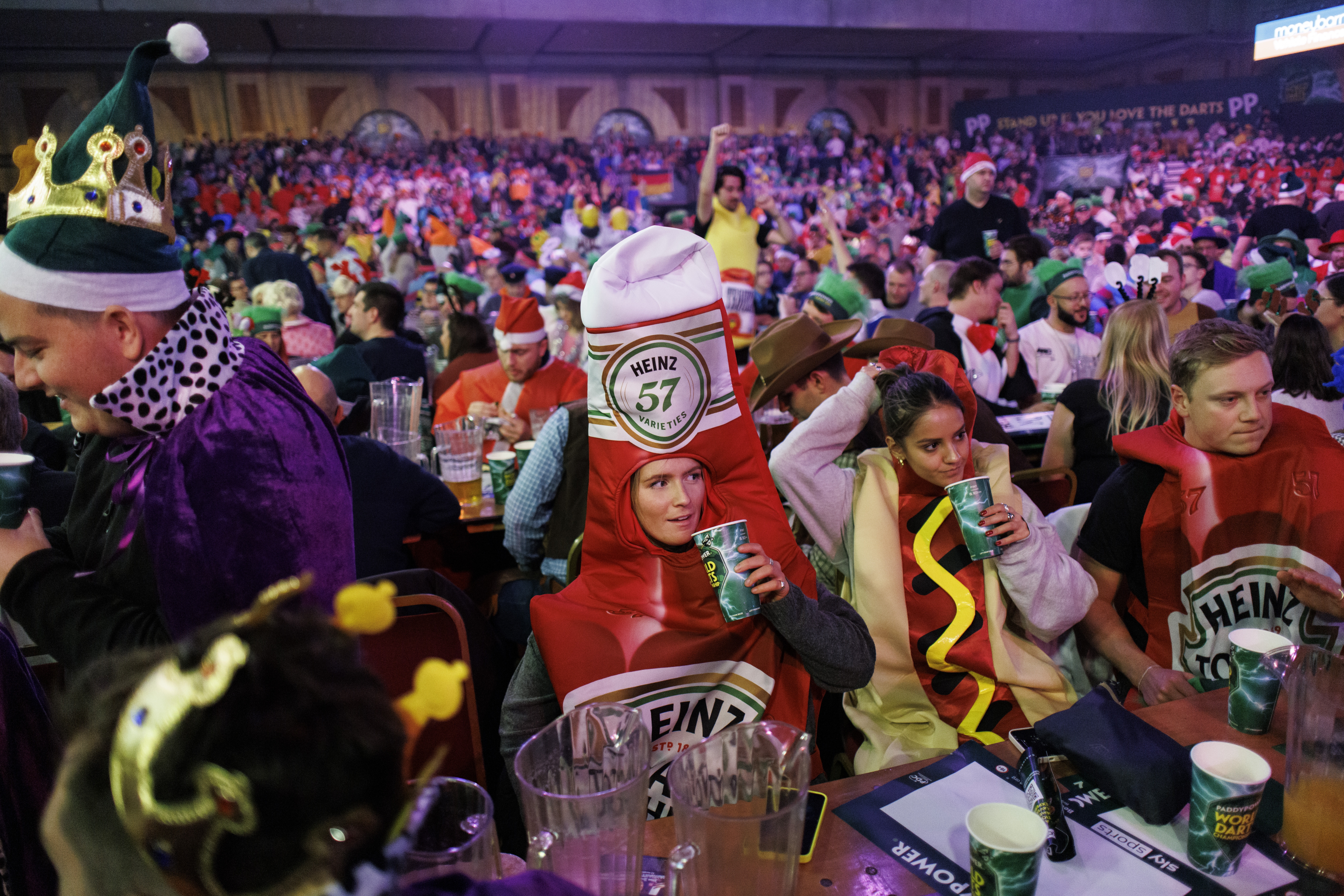 Eine Ketchup-Flasche und ein Hotdog gehörten zu den Zuschauern, die am Eröffnungsabend der PDC-Weltmeisterschaften jubelten