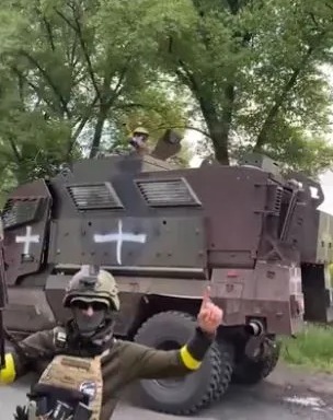 Die Legionskämpfer posierten während ihres Angriffs im Mai neben gepanzerten Fahrzeugen in Russland
