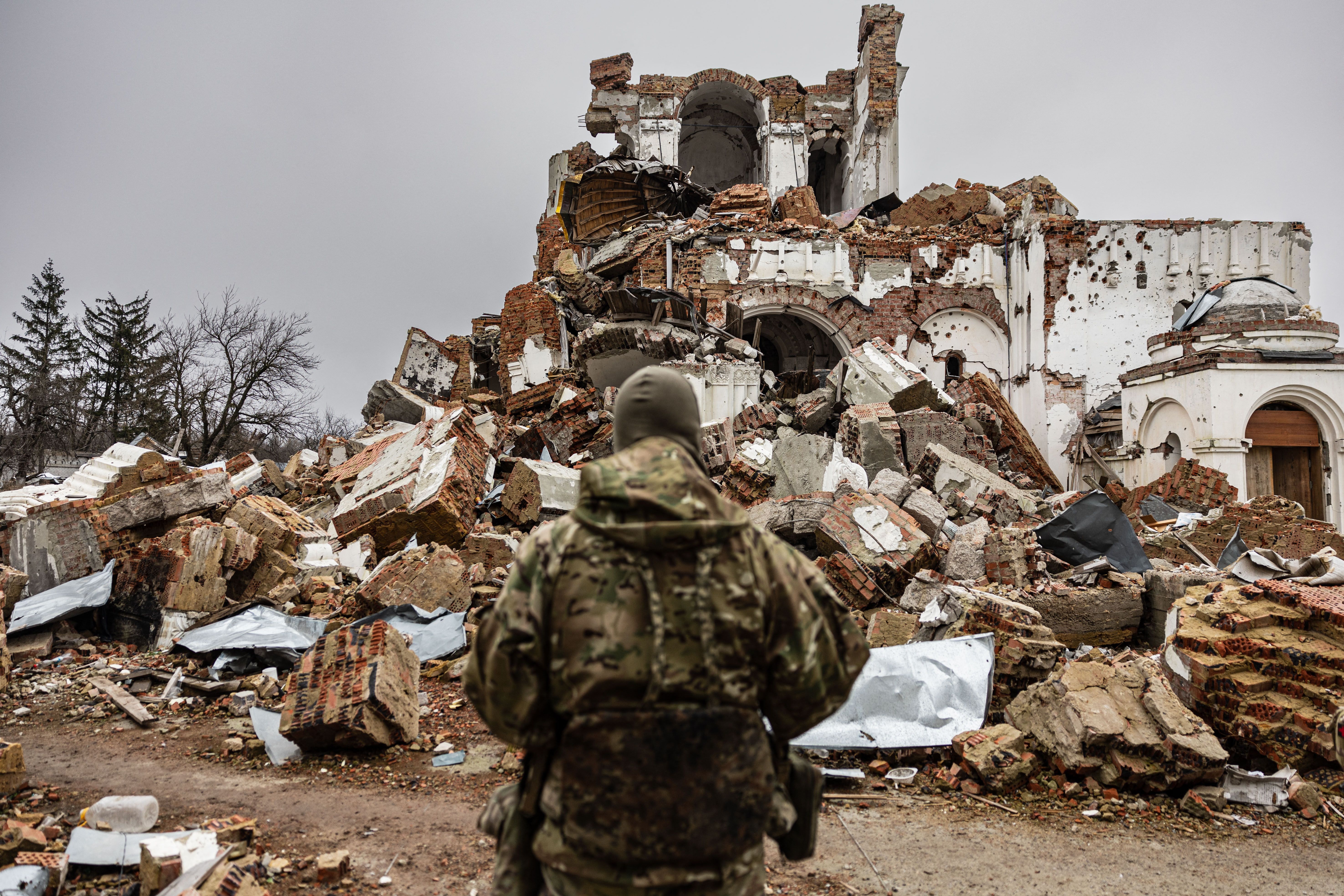 Caesar (im Bild neben einem zerstörten Kloster in der Ostukraine) möchte, dass die russischen Bürger verstehen, dass der Krieg in der Ukraine eine kollektive „Tragödie“ für alle ist