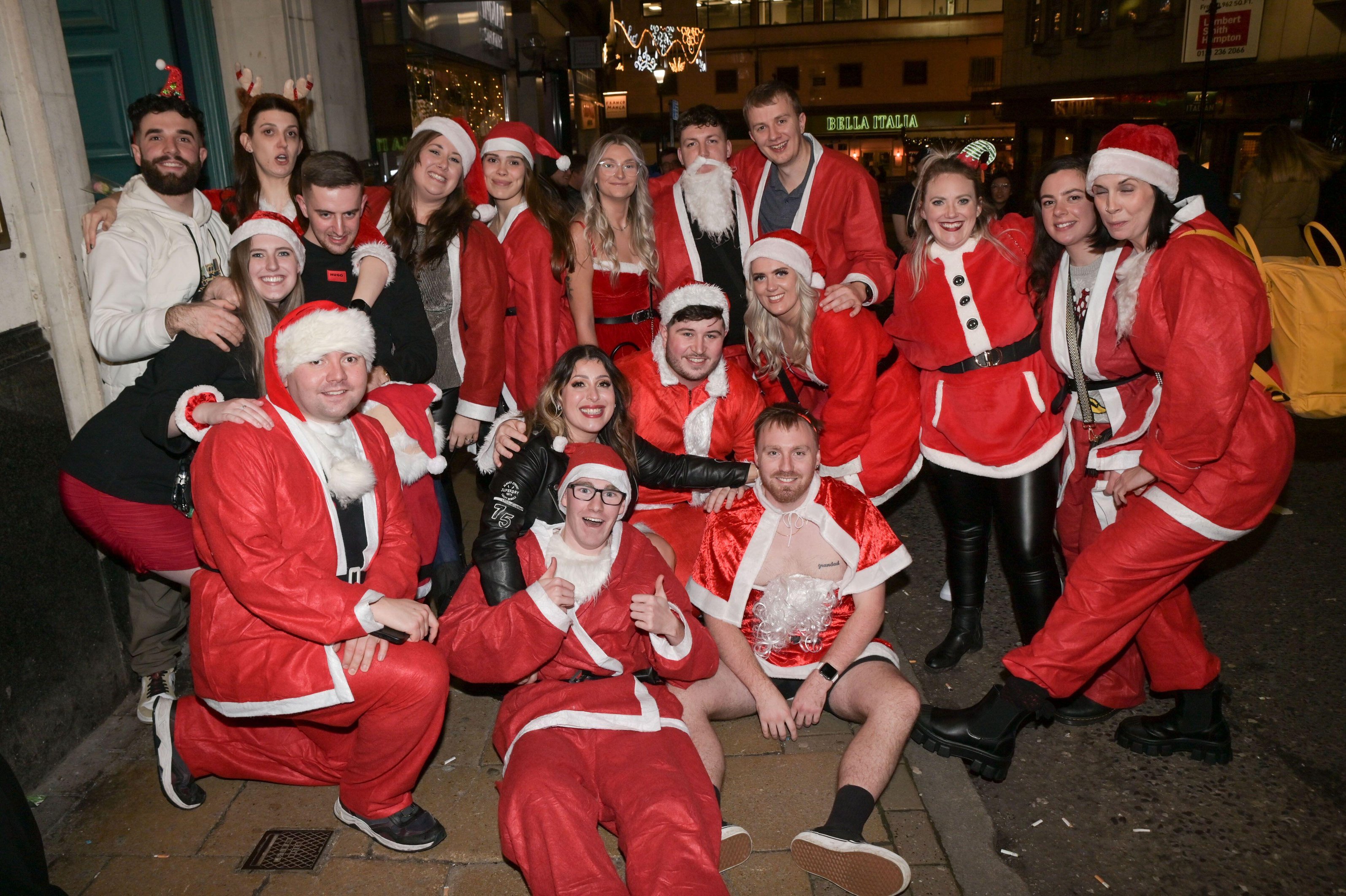 Partygänger in Birmingham gehen in voller Weihnachtsmann-Verkleidung auf die Straße
