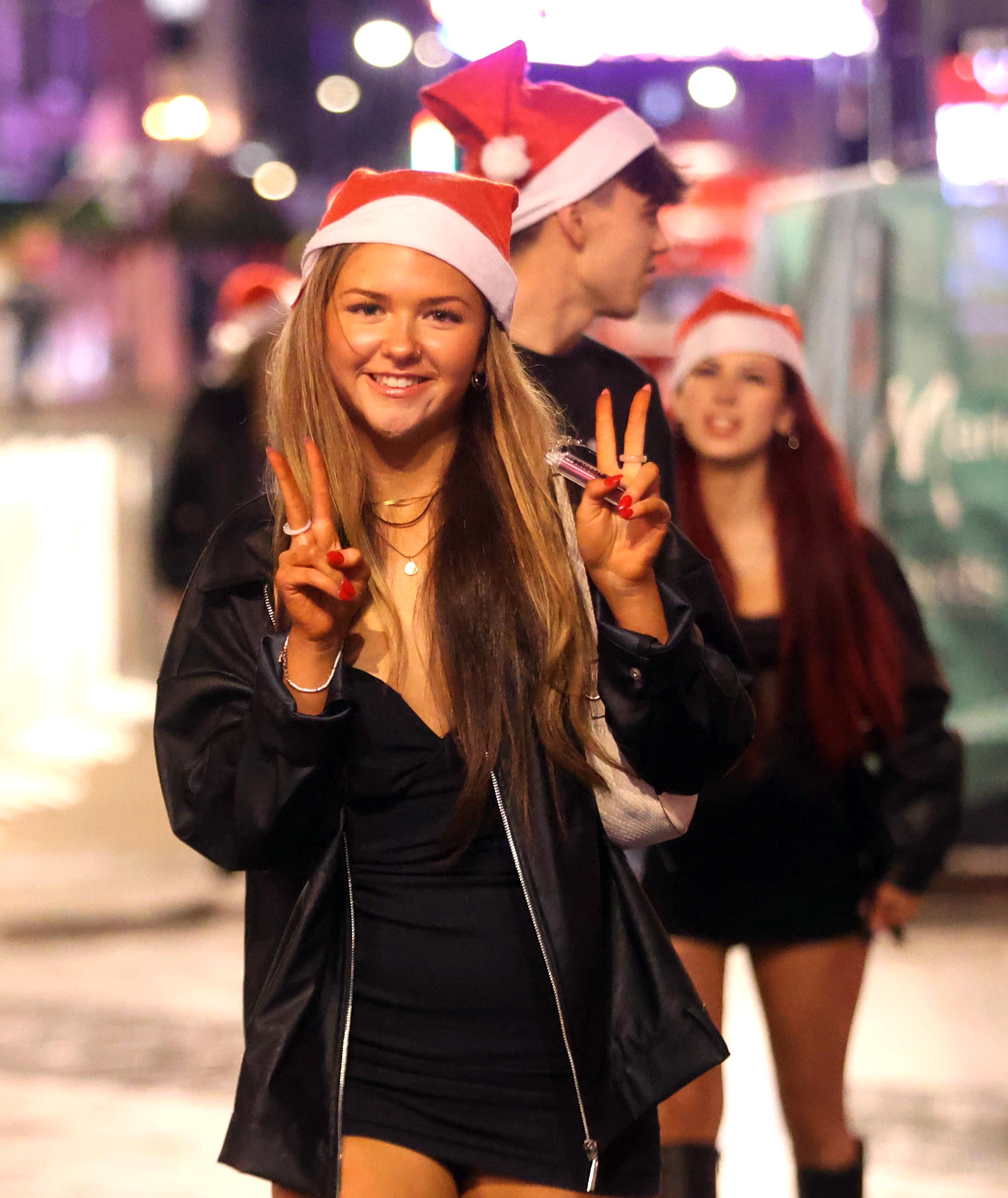 Einige trugen eine Anspielung auf Weihnachten mit Weihnachtsmützen und einfachen Party-Outfits