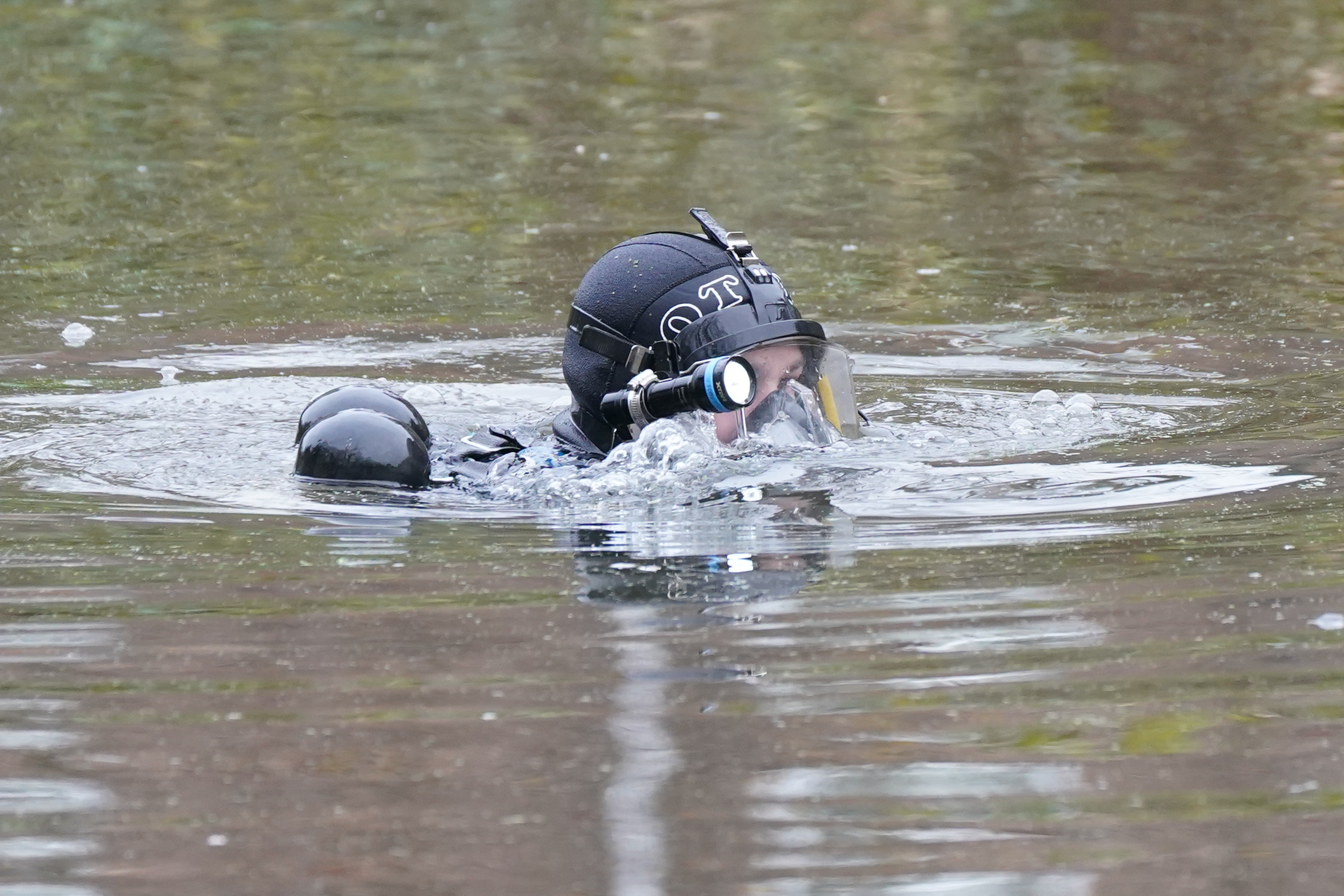 Polizeitaucher haben im Fluss Wensum eine Leiche gefunden