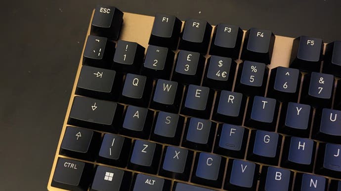 Eine Cherry KC 200 MX-Tastatur mit einer „S“-Taste, deren Beschriftung etwas dunkler aussieht als die der anderen Tastenkappen