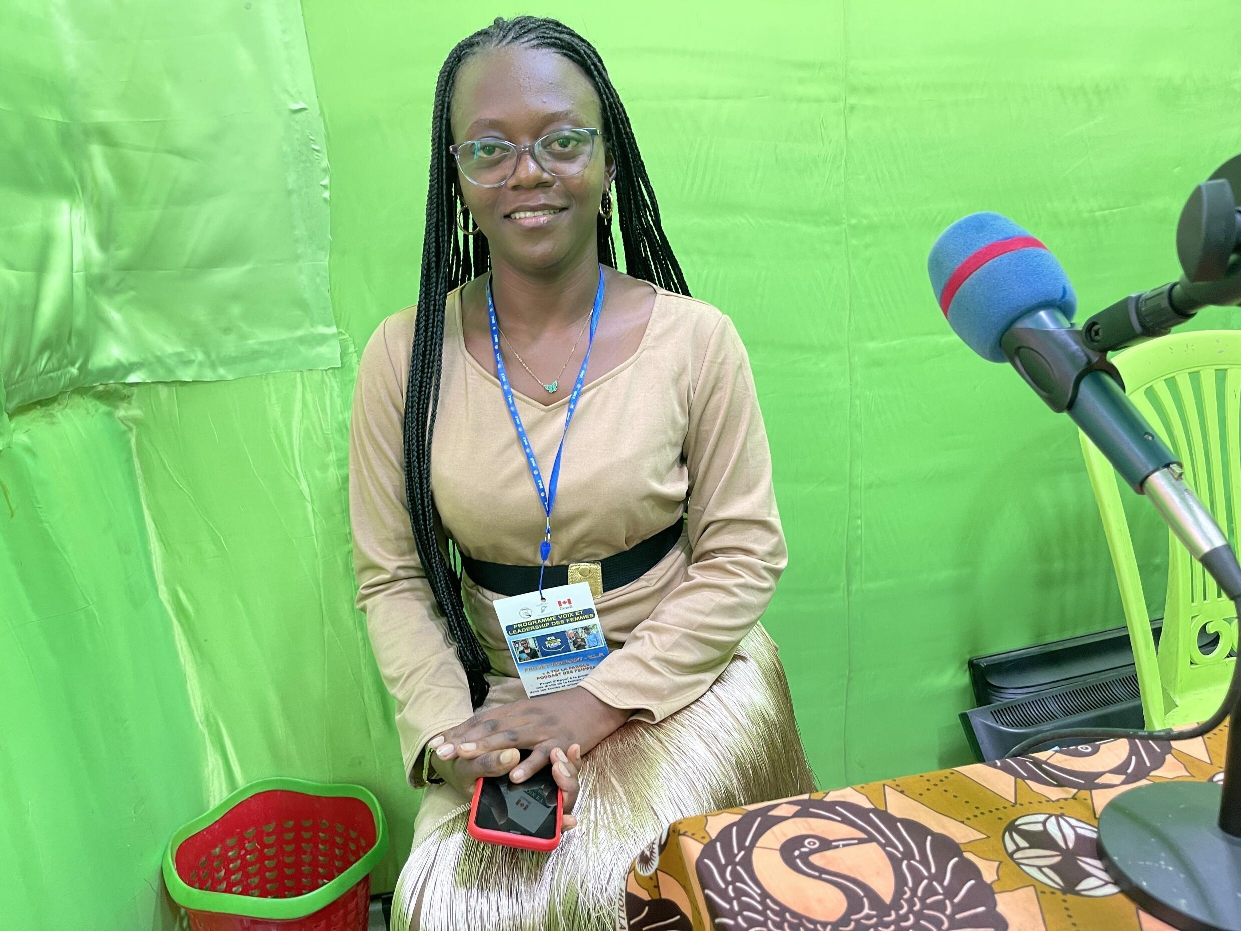 Ronny Kaniba, 29, während der Aufnahme von "A toi la parole, Podcast de Femmes" in Kinshasa.