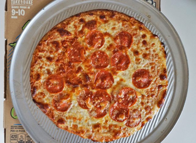 Mama Cozzi's Pizza Kitchen 12-Zoll-Deli-Pizza mit ungehärteter Peperoni-Blumenkohl-Kruste