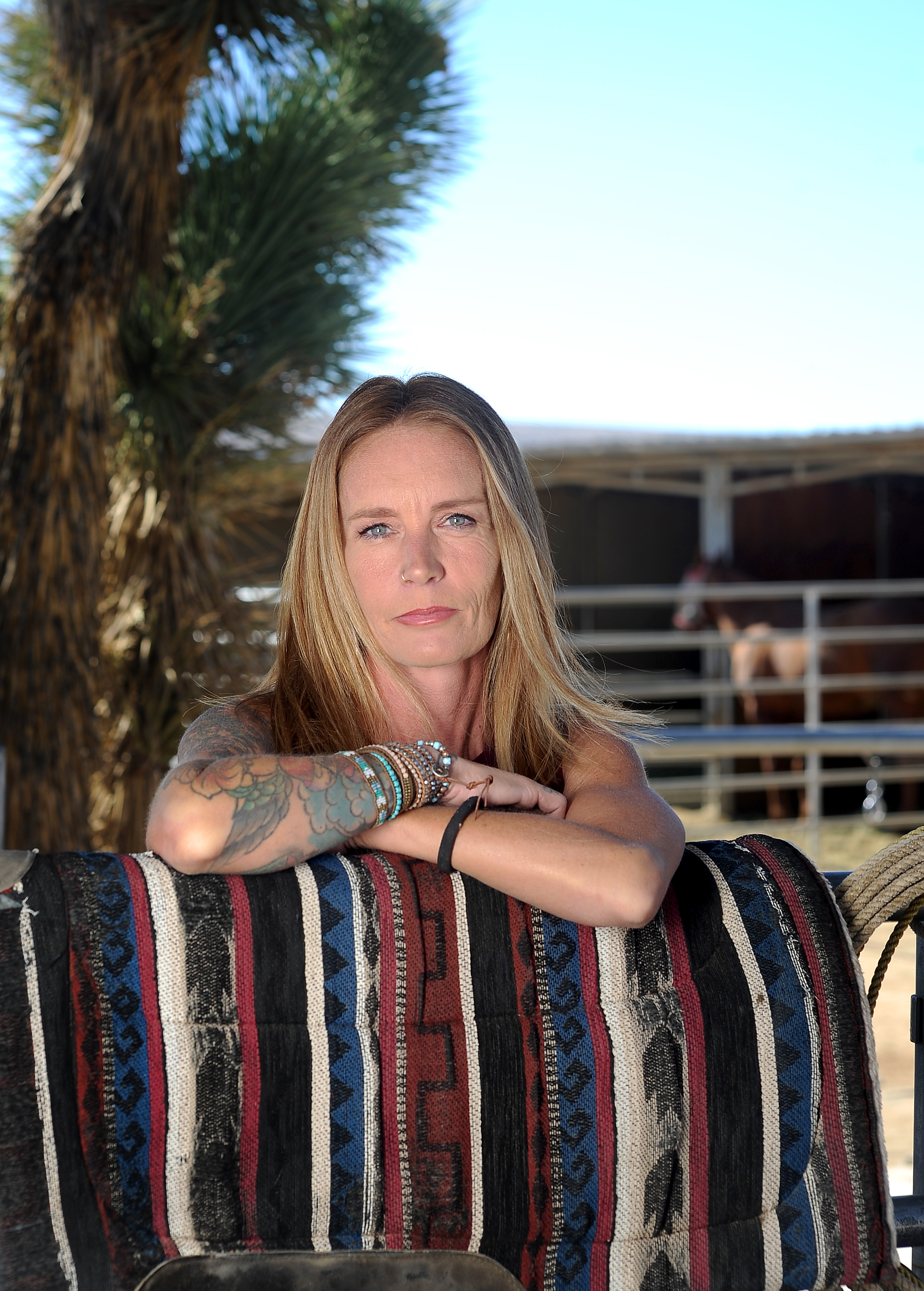 Kayti Edwards posiert im November für Porträtfotos auf der Pferderettungsranch, die sie derzeit im kalifornischen Yucca Valley betreibt