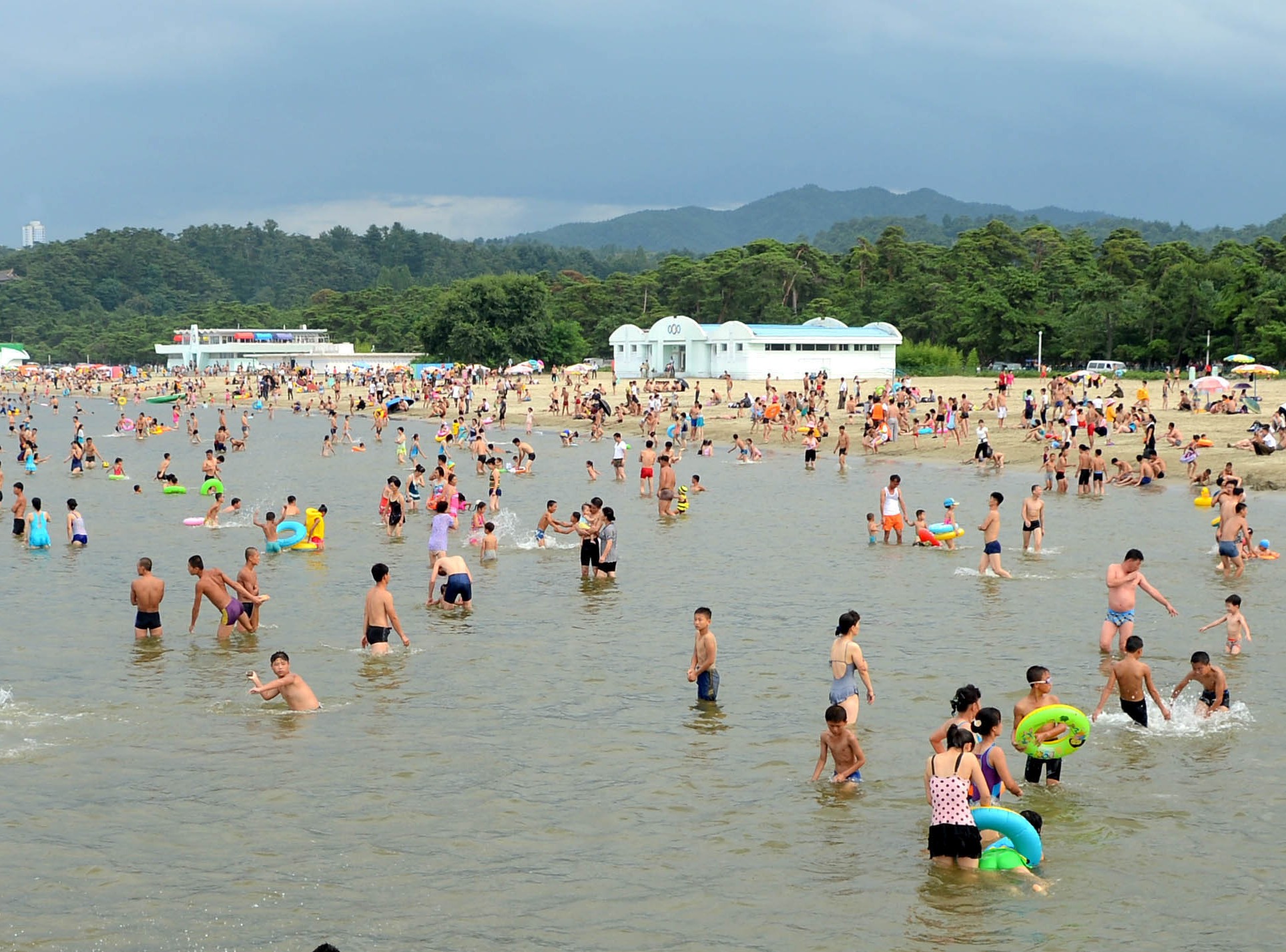 Familien genießen den Strand in Wonsan