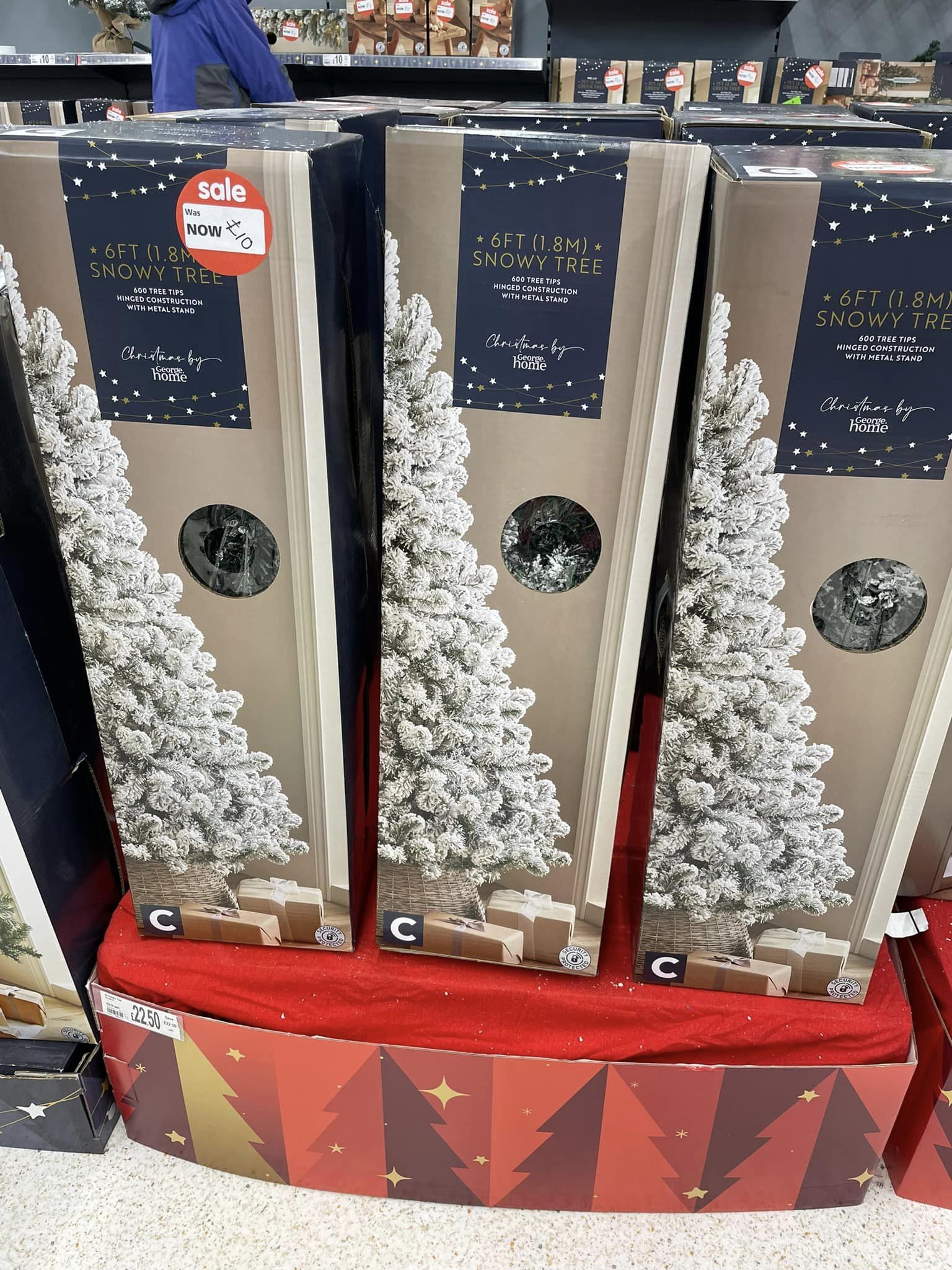Bei Asda können Sie im Sale einen Weihnachtsbaum für nur 10 £ ergattern