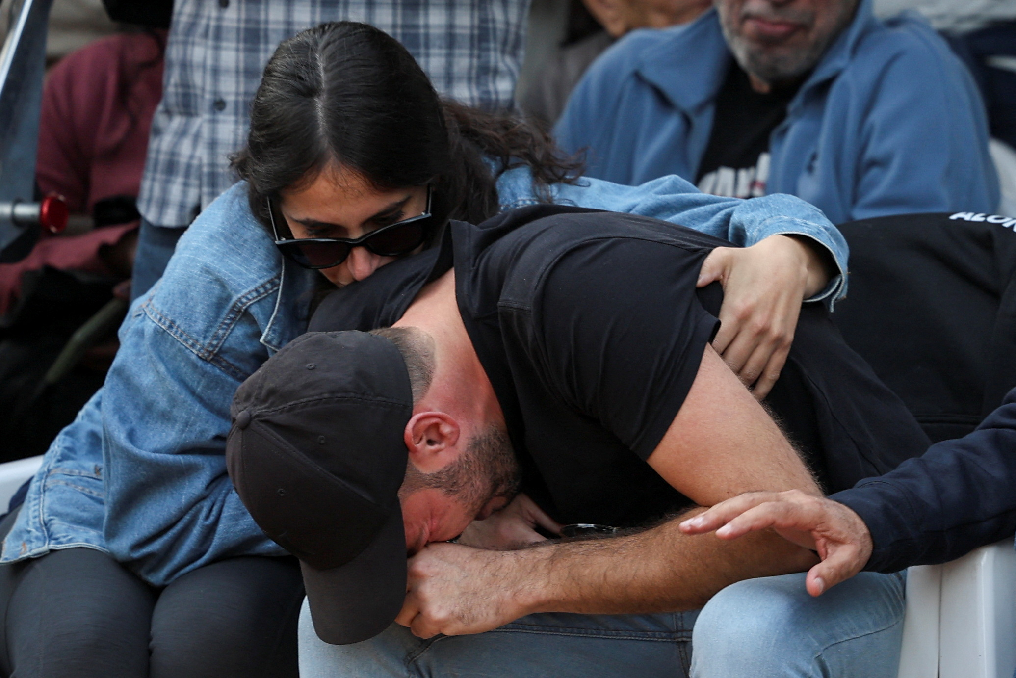 Alon wurde am Sonntag in Israel beigesetzt, während Tausende von Trauergästen kamen, um ihm die letzte Ehre zu erweisen