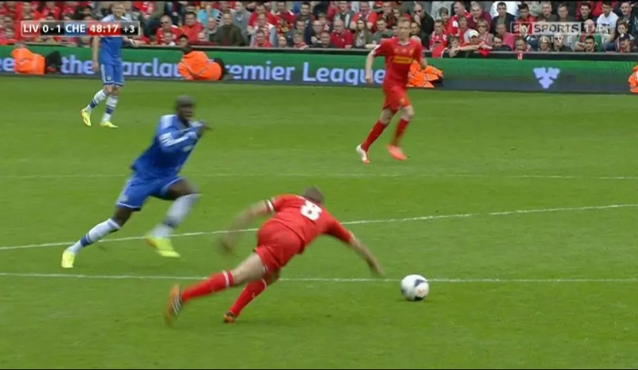 Steven Gerrard rutscht aus und Demba Ba trifft für Chelsea