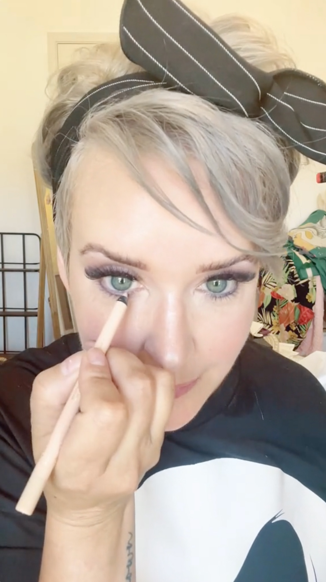 Zu ihrem 30-sekündigen Make-up-Hack gehörte ein weißer Eyeliner, der ihr Glamour-Augenspiel aufwertete