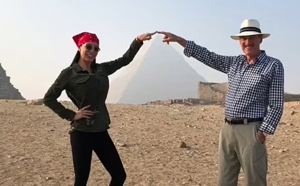 Katherine und Mr. Armstrong wurden auf der ganzen Welt fotografiert – auch in Ägypten