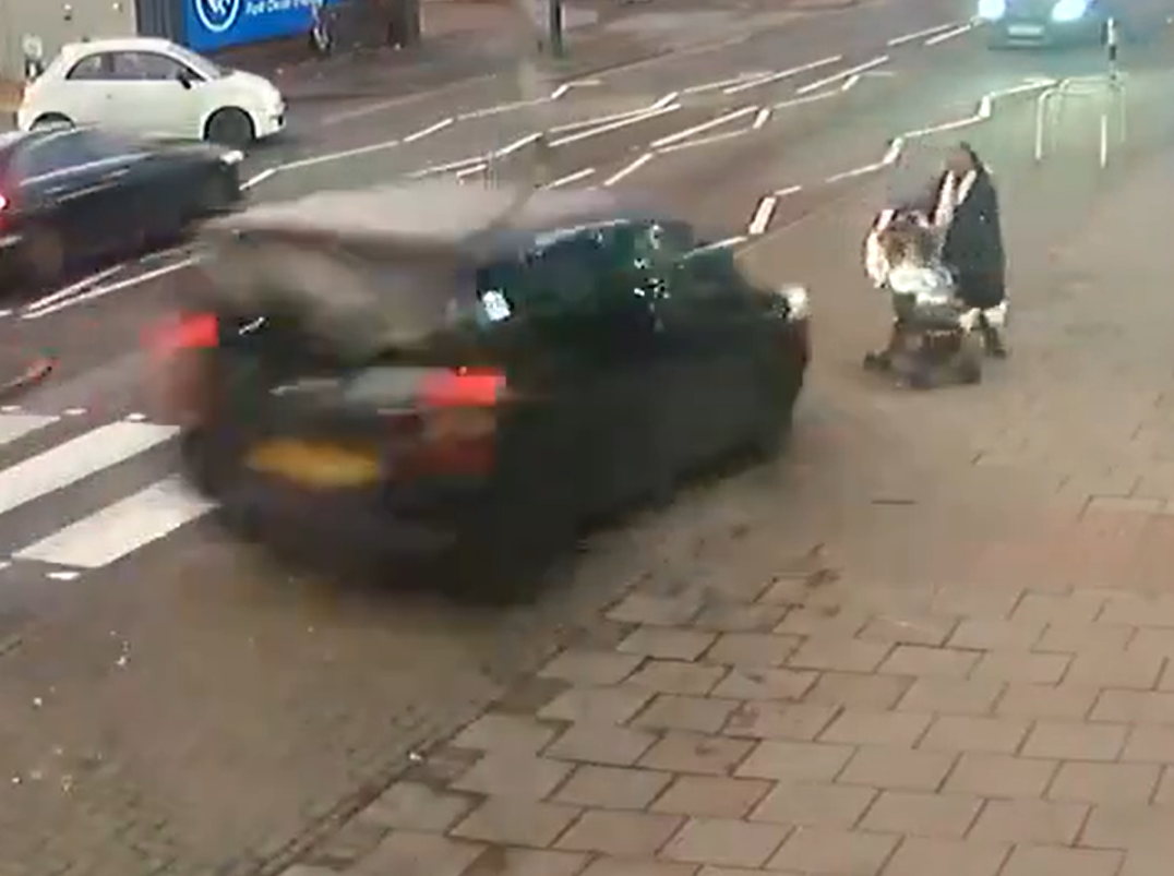 Ein Auto kam von der Straße ab und kam ihnen in den Weg