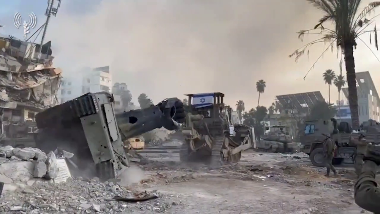 Das Krankendenkmal wurde von Israels berühmtem Bulldozer Caterpillar D9 zerstört