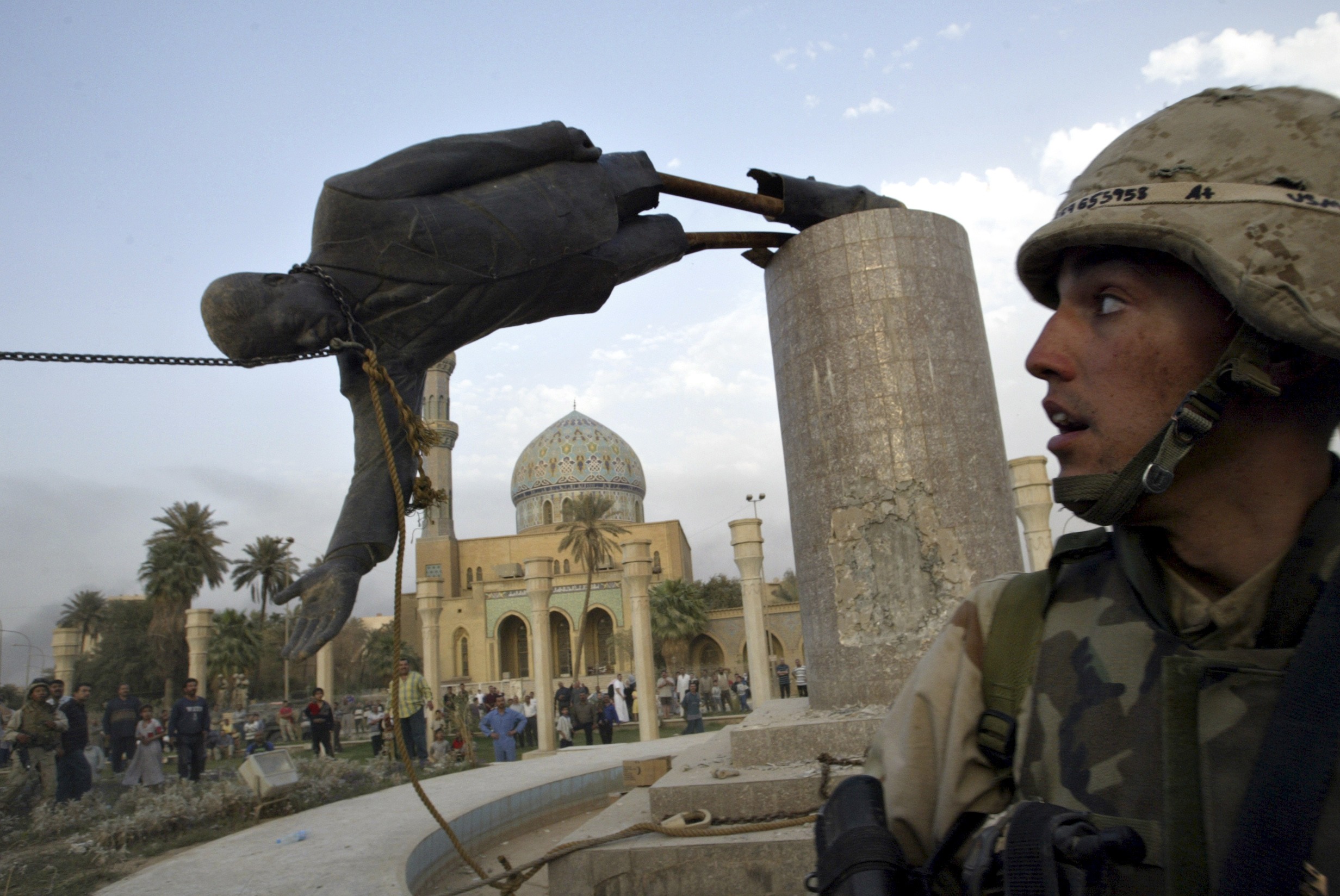 Sturz der berüchtigten Statue von Saddam Hussein, die das Ende seiner Herrschaft im Irak symbolisierte