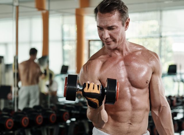 Muskulöser Mann, der Gewichte hebt, Konzept der besten Übung, um schnell größere Muskeln aufzubauen