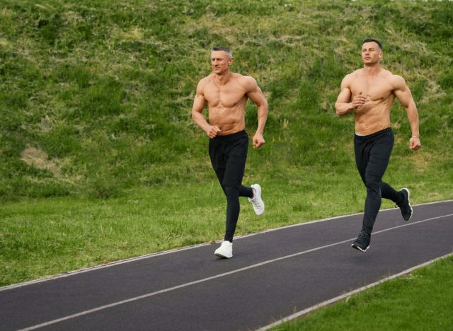 zwei muskulöse Männer rennen