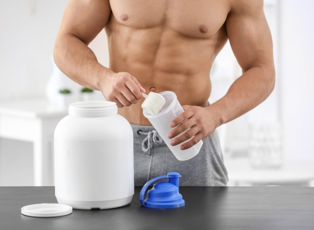 Fitter Mann macht Proteinshake, Konzept mit Tipps für Männer, um Bauchfett zu verlieren und es fernzuhalten