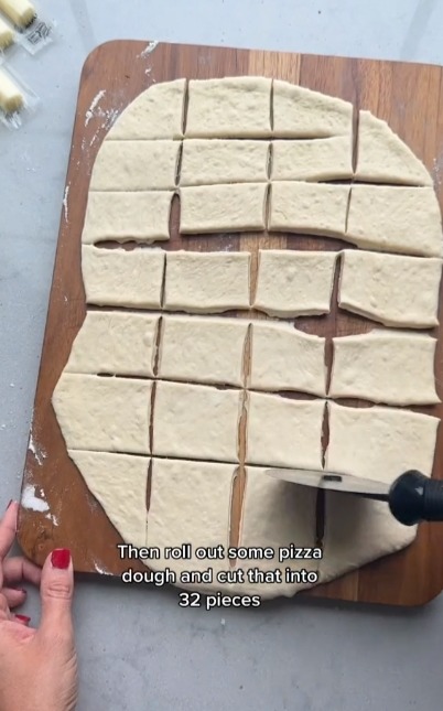 Nachdem sie etwas Pizzateig ausgerollt hatte, schnitt sie ihn in 32 Abschnitte