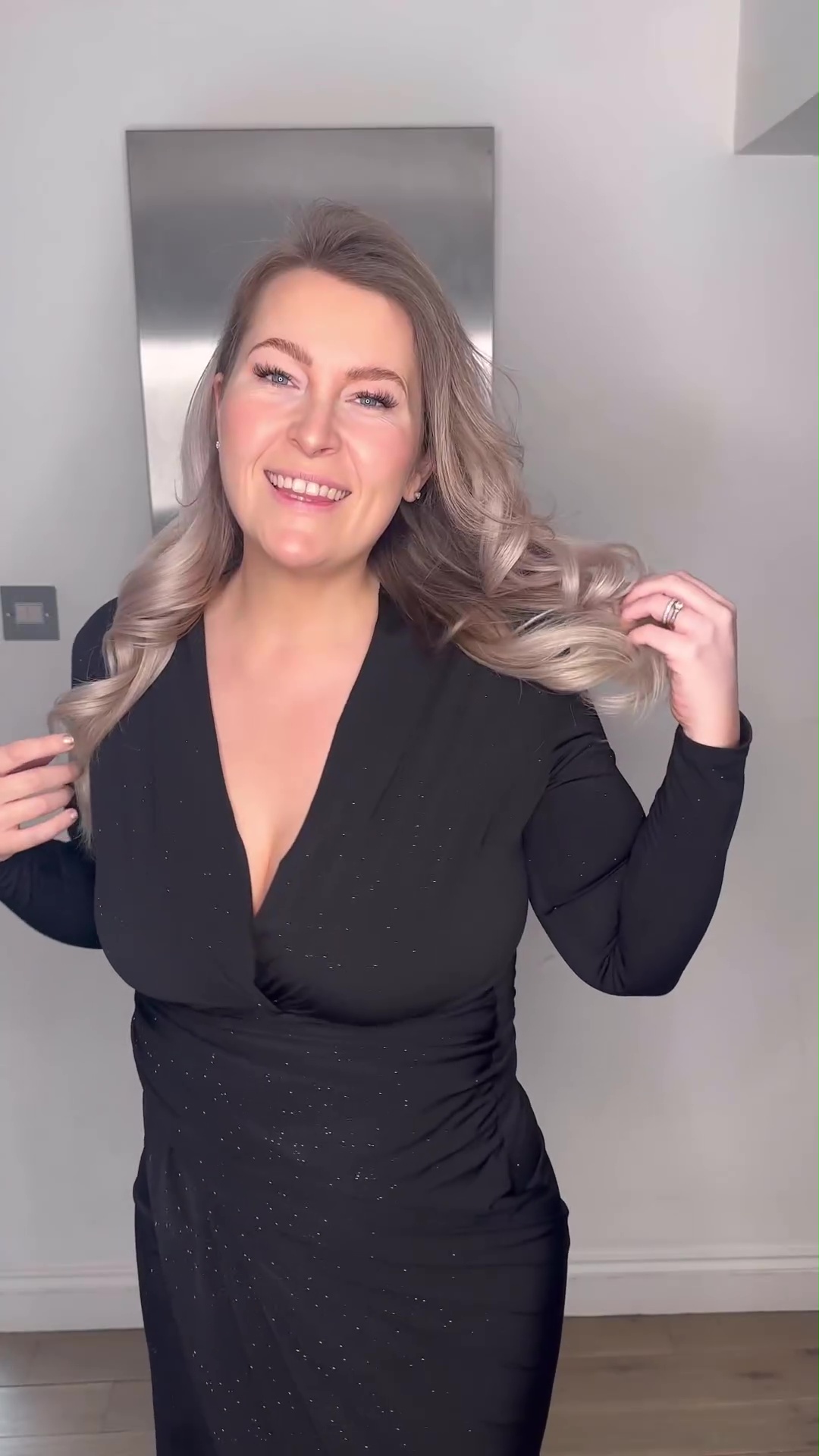 Für nur 3 £ verwandelte sie ein schlichtes schwarzes Kleid in ein festliches Kleid