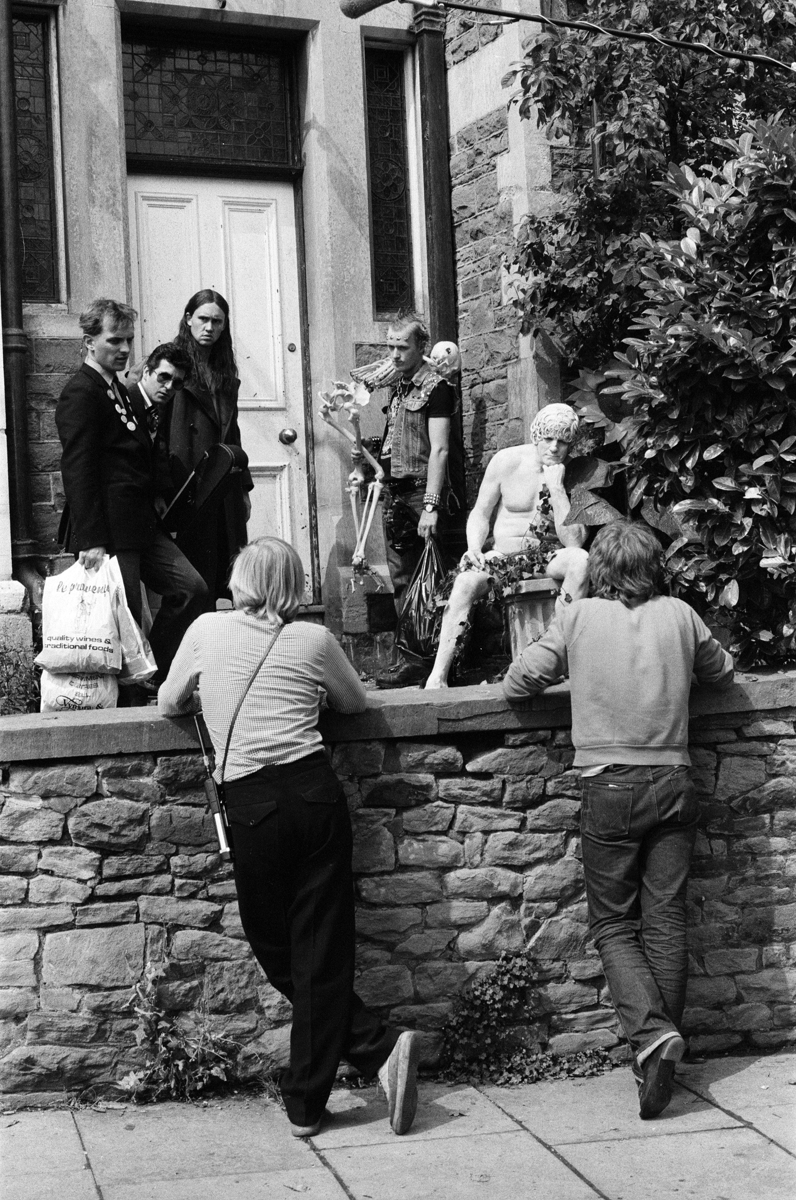 Die Besetzung von The Young Ones wird im August 1982 vor Ort in der Codrington Road in Bristol gedreht. Mit Rik Mayall als Rick, Nigel Planer als Neil, Christopher Ryan als Mike und Adrian Edmondson als Vyvyan