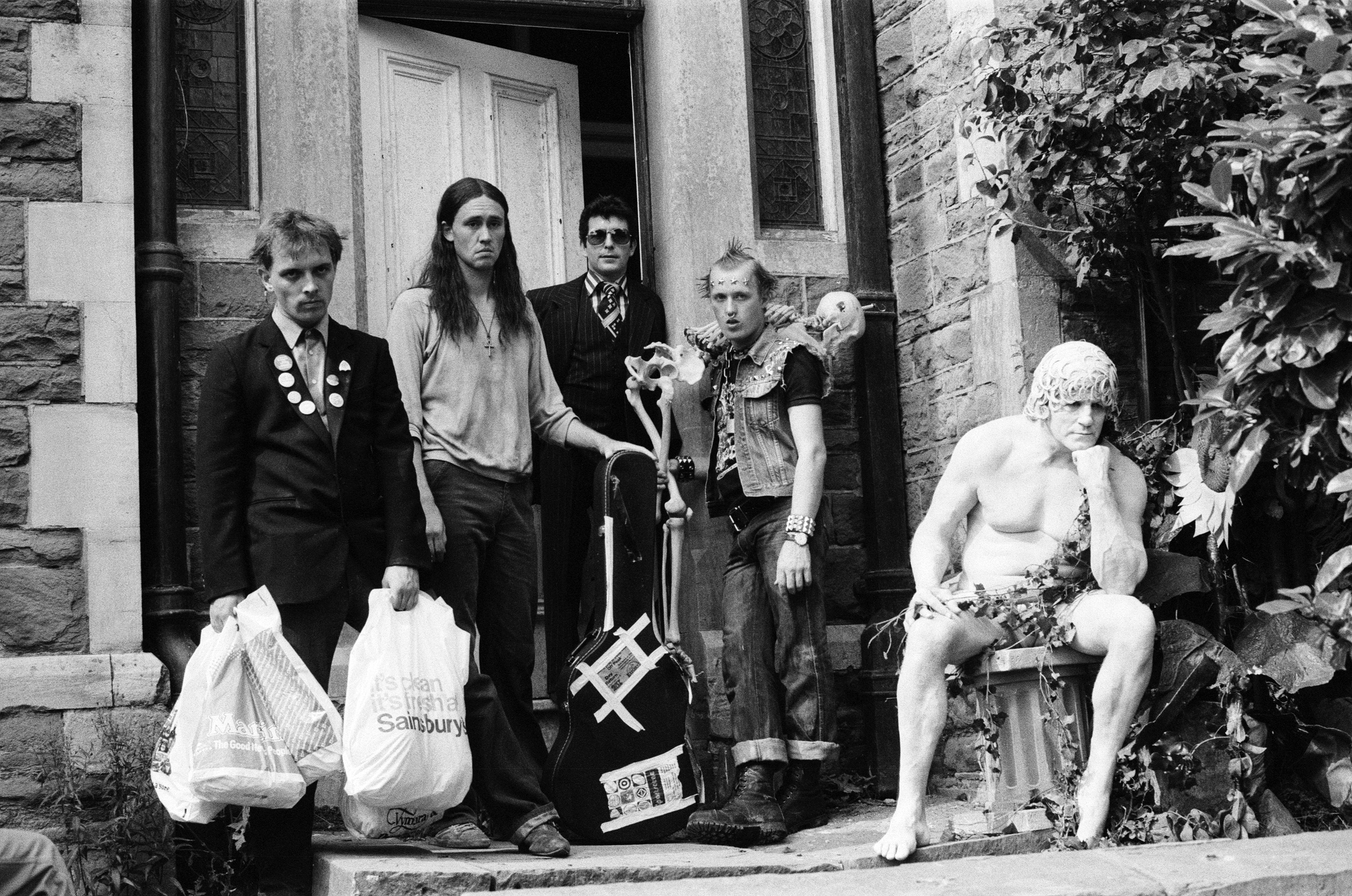 Die Young Ones filmen im August 1982 vor dem Haus in Bristol
