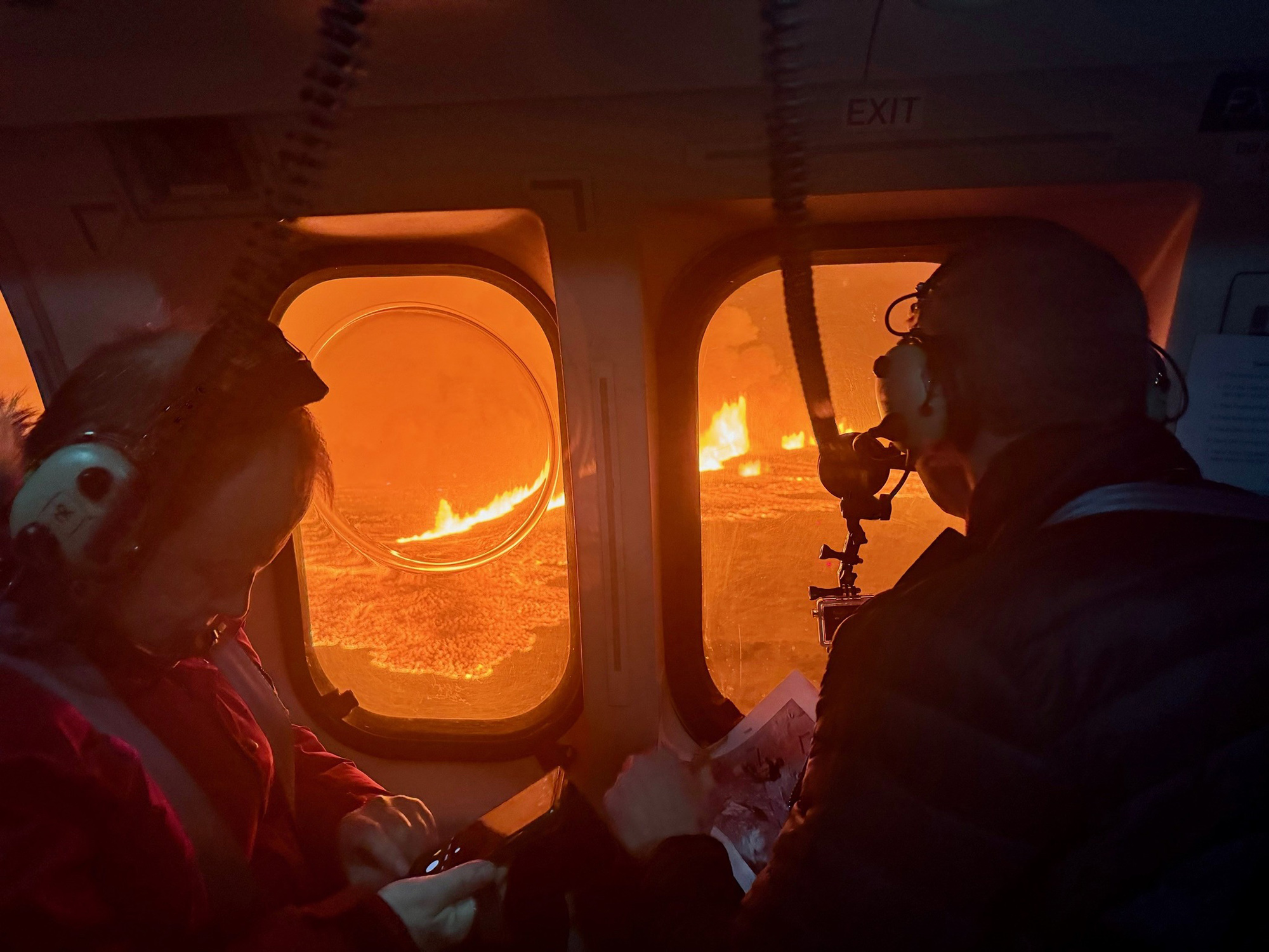 Ein Hubschrauber, der über den Ausbruch flog, beförderte drei Wissenschaftler