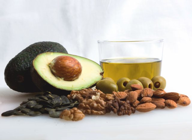 Gesunde Fette auf pflanzlicher Basis wie Avocado-Olivenöl, Nusskerne