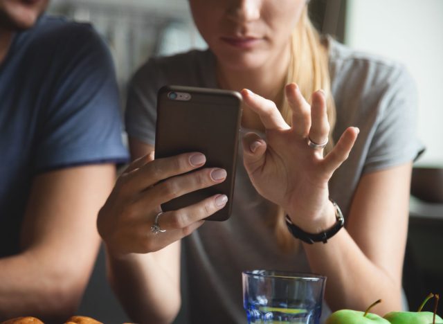 Frau verfolgt ihre Kalorien- und Nahrungsaufnahme per App auf dem Telefon