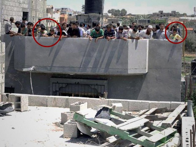 Nachdem die IDF einen Warnschuss auf dieses Gebäude in Gaza abgefeuert hatte, rannten Zivilisten auf das Dach und brachten ihre Kinder