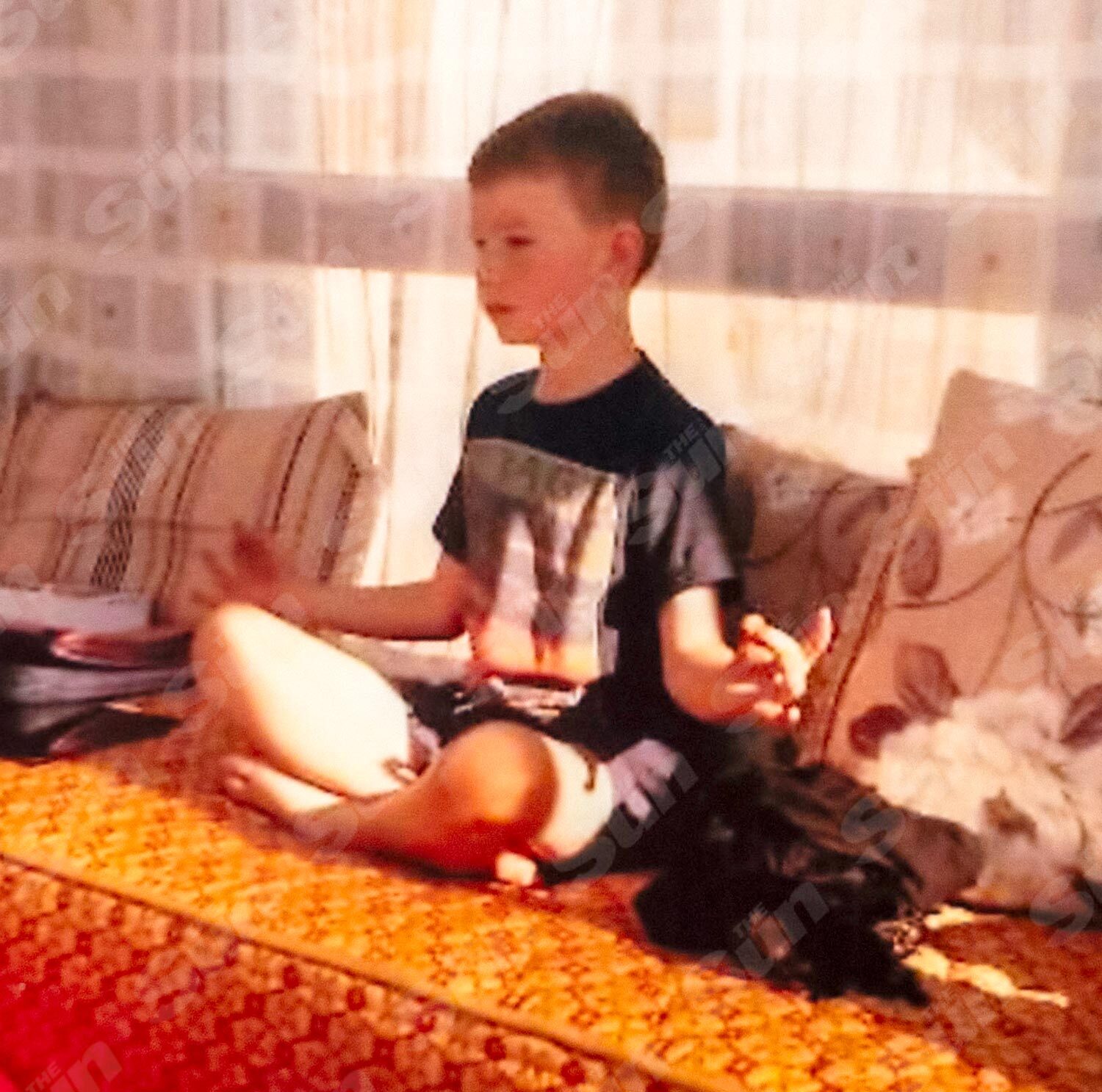 Alex meditiert im Alter von etwa sieben Jahren in Marokko