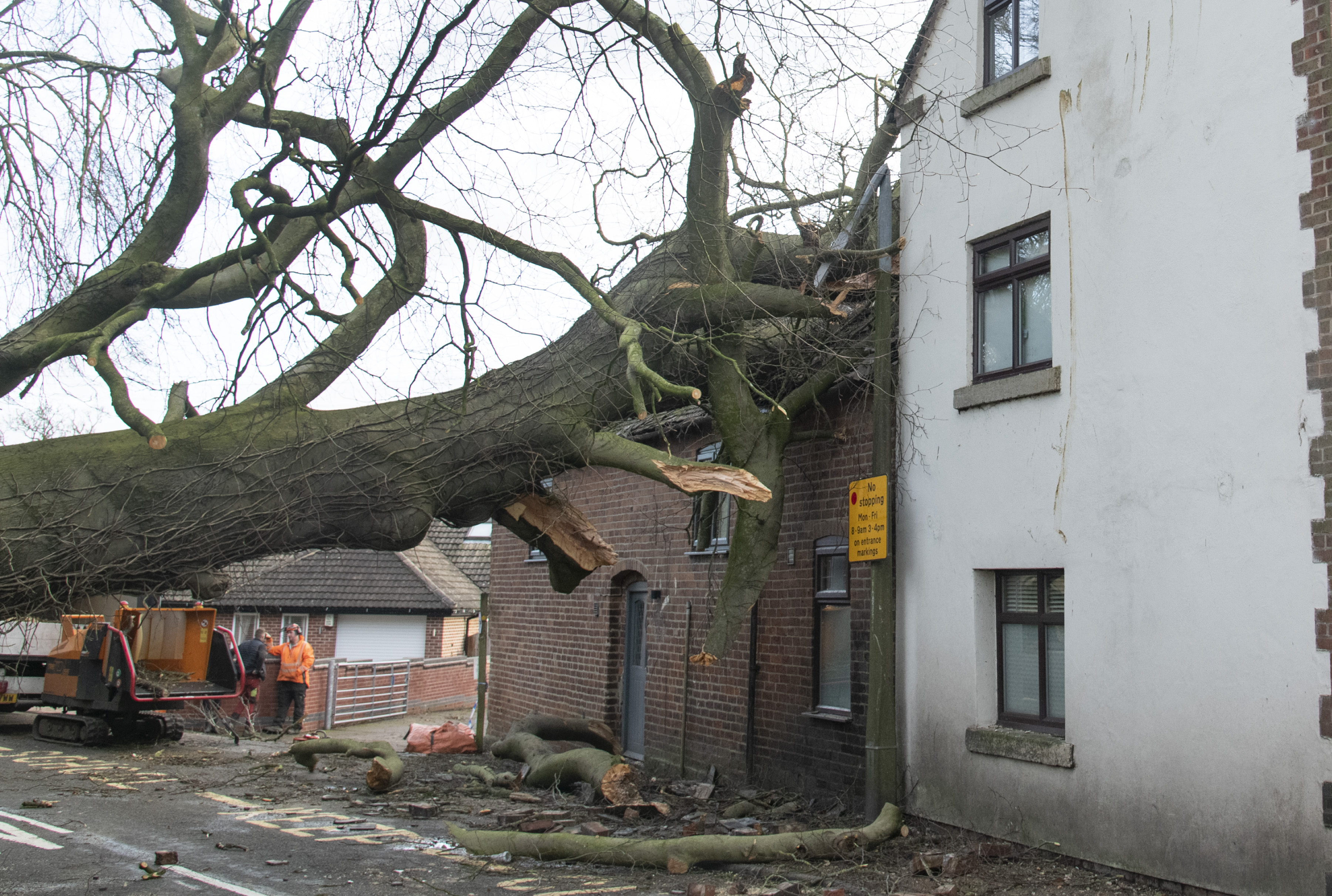 Ein Baum stürzte in ein Haus im Dorf Stanley in Derbyshire