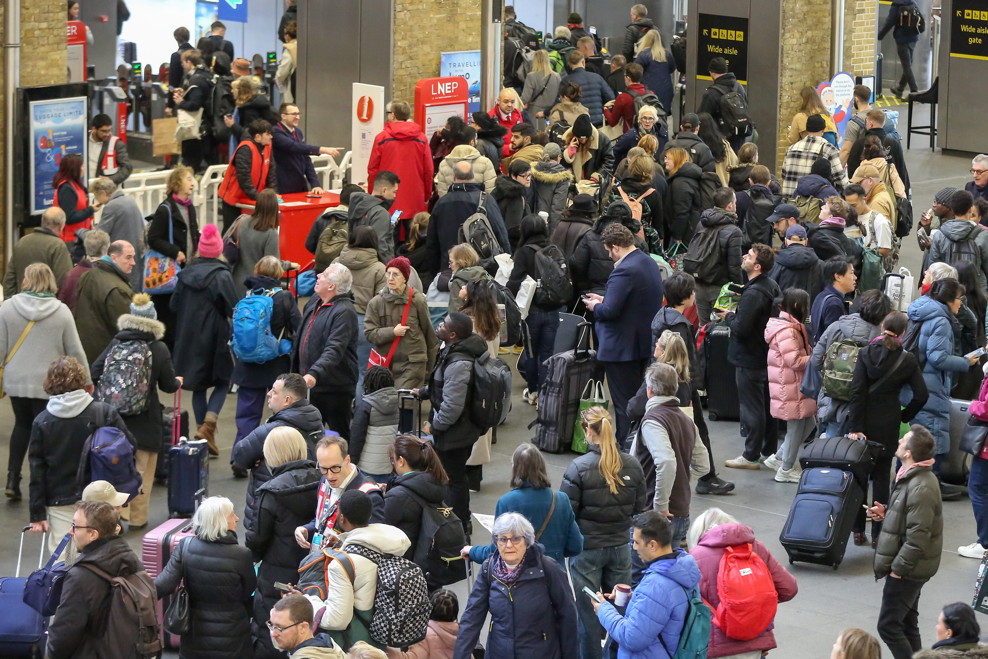 Gestrandete Passagiere am Bahnhof King's Cross
