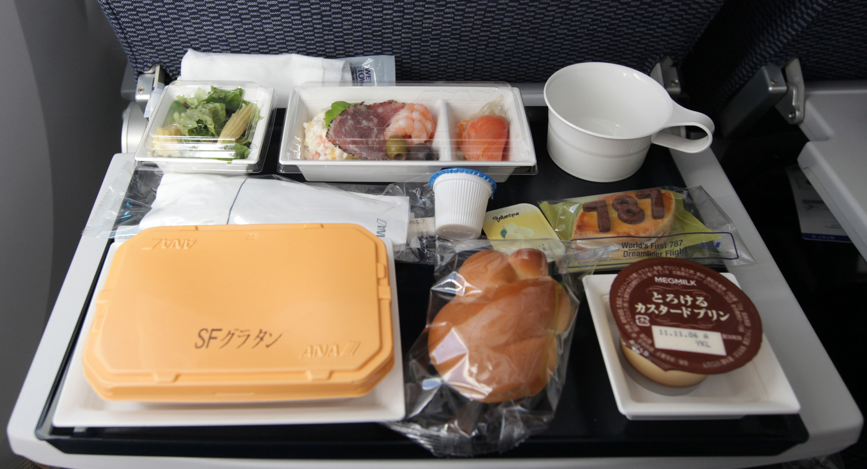 Das Essen im Flugzeug könnte Sie enttäuschen, bringen Sie also für alle Fälle Ihre eigenen Snacks mit