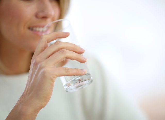 Frau trinkt Wasserglas