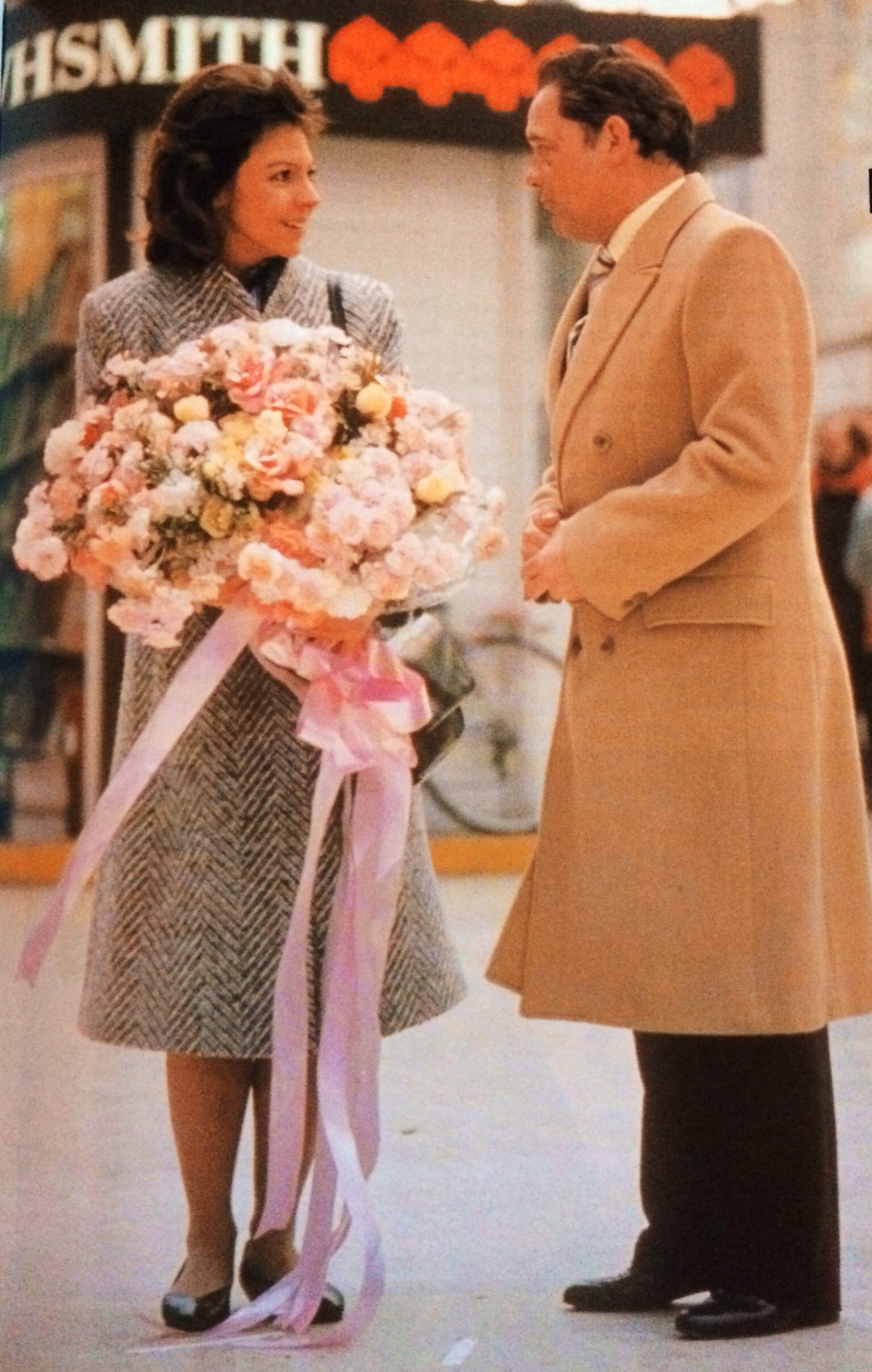 In der ersten Folge von Del Boy mit seiner zukünftigen Frau Raquel Turner begrüßte er sie mit dem größten Blumenstrauß, den er finden konnte