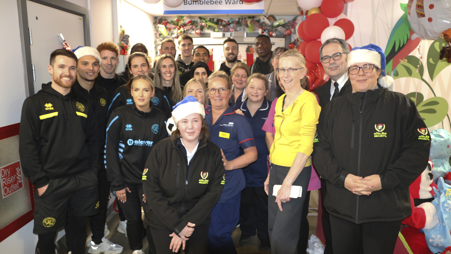 QPR-Spieler besuchten das Hillingdon Hospital, um Geschenke an Kinder zu verteilen
