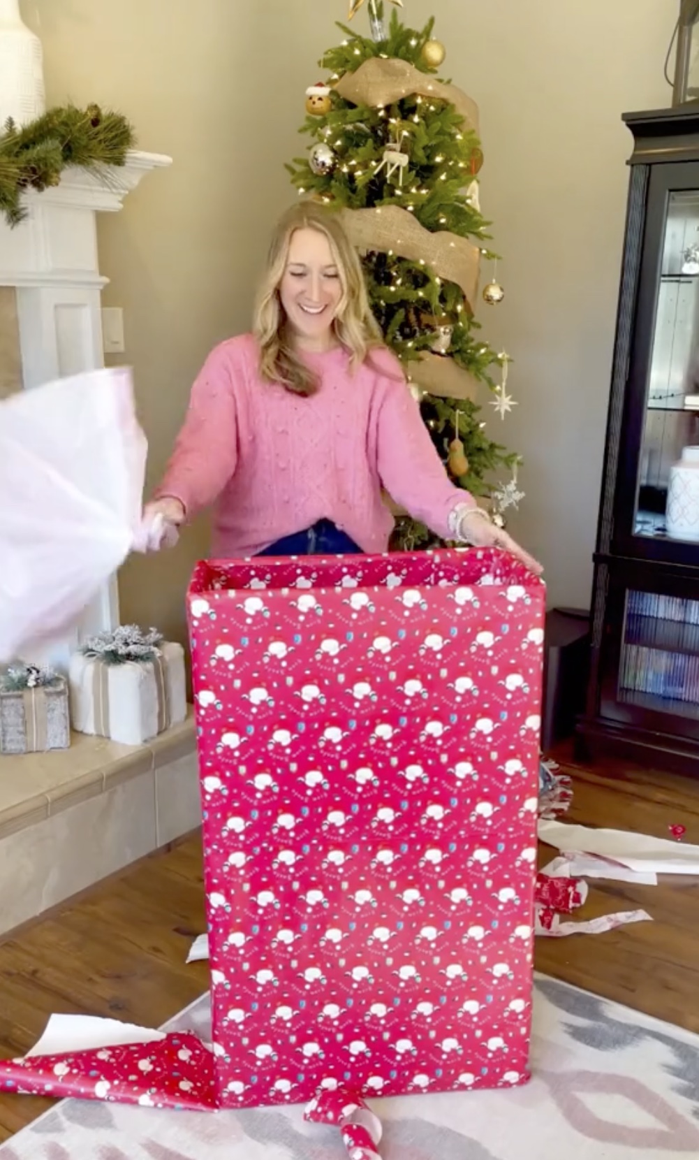Sie hat einen Mülleimer mit festlichem Weihnachtspapier verpackt, statt mit einem einfachen Mülleimer