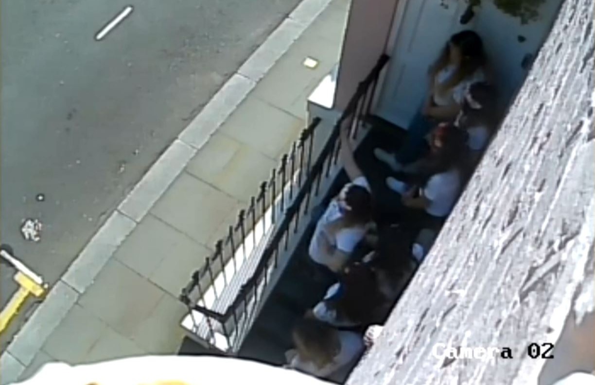 Sieben Junggesellenabschiede schlendern die Stufen zu Peters Haustür hinauf