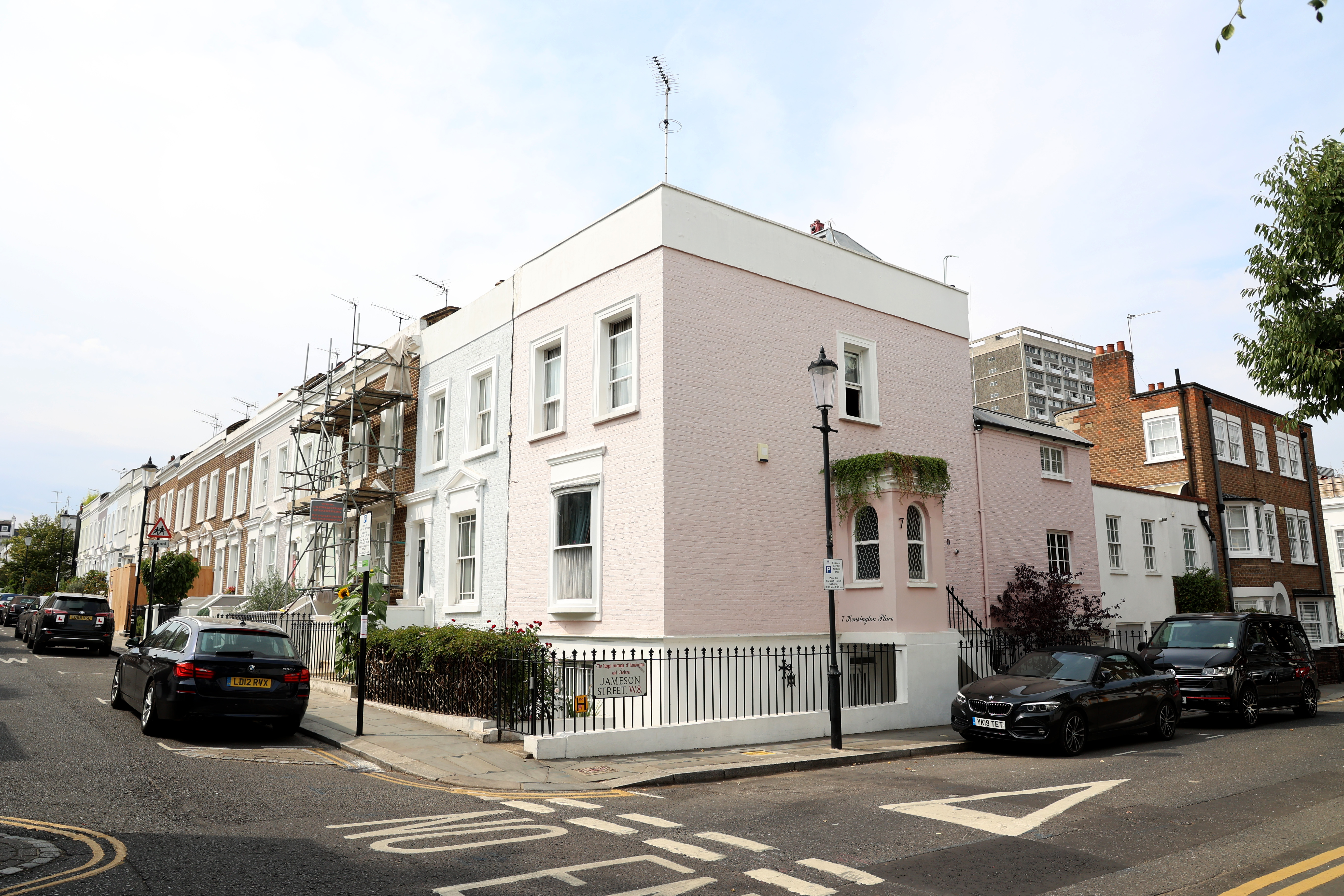 Peter – einer der ersten, der Miniröcke in Großbritannien einführte – zog 1978 in die Adresse in Notting Hill