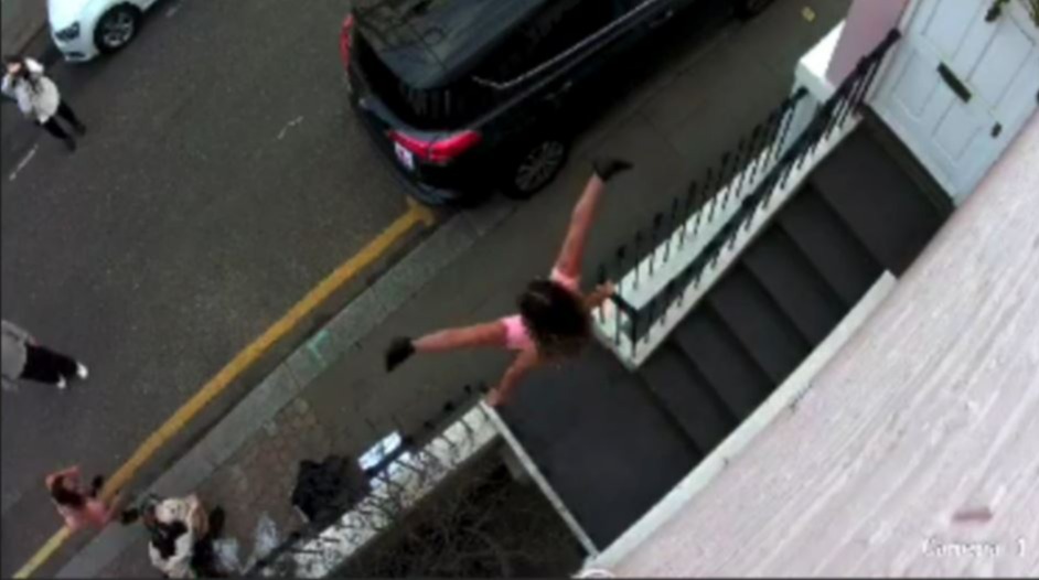 Ein Mädchen macht den Spagat an seinem Zaun in Filmmaterial, das von seiner Videoüberwachung aufgenommen wurde
