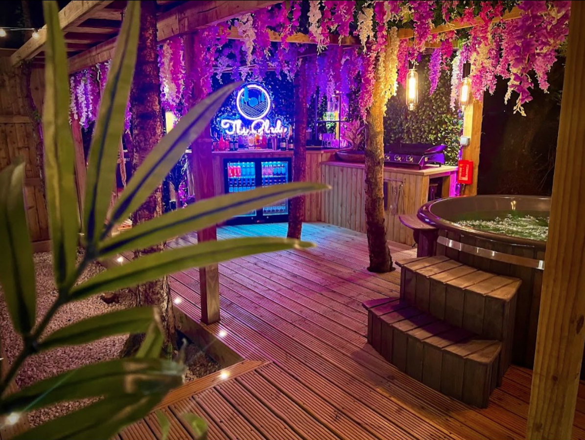 Die Secret Garden-Zimmer sind thematisch gestaltet und verfügen über einige Neon- und Blumenwände