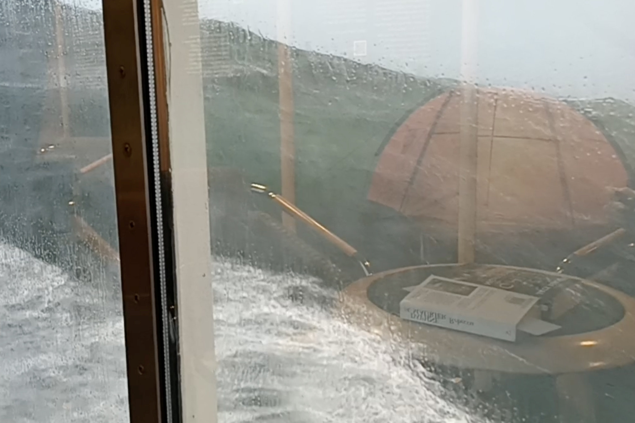 Große Wellen, die aus den Fenstern der MS Maud zu sehen waren und das Schiff strandeten
