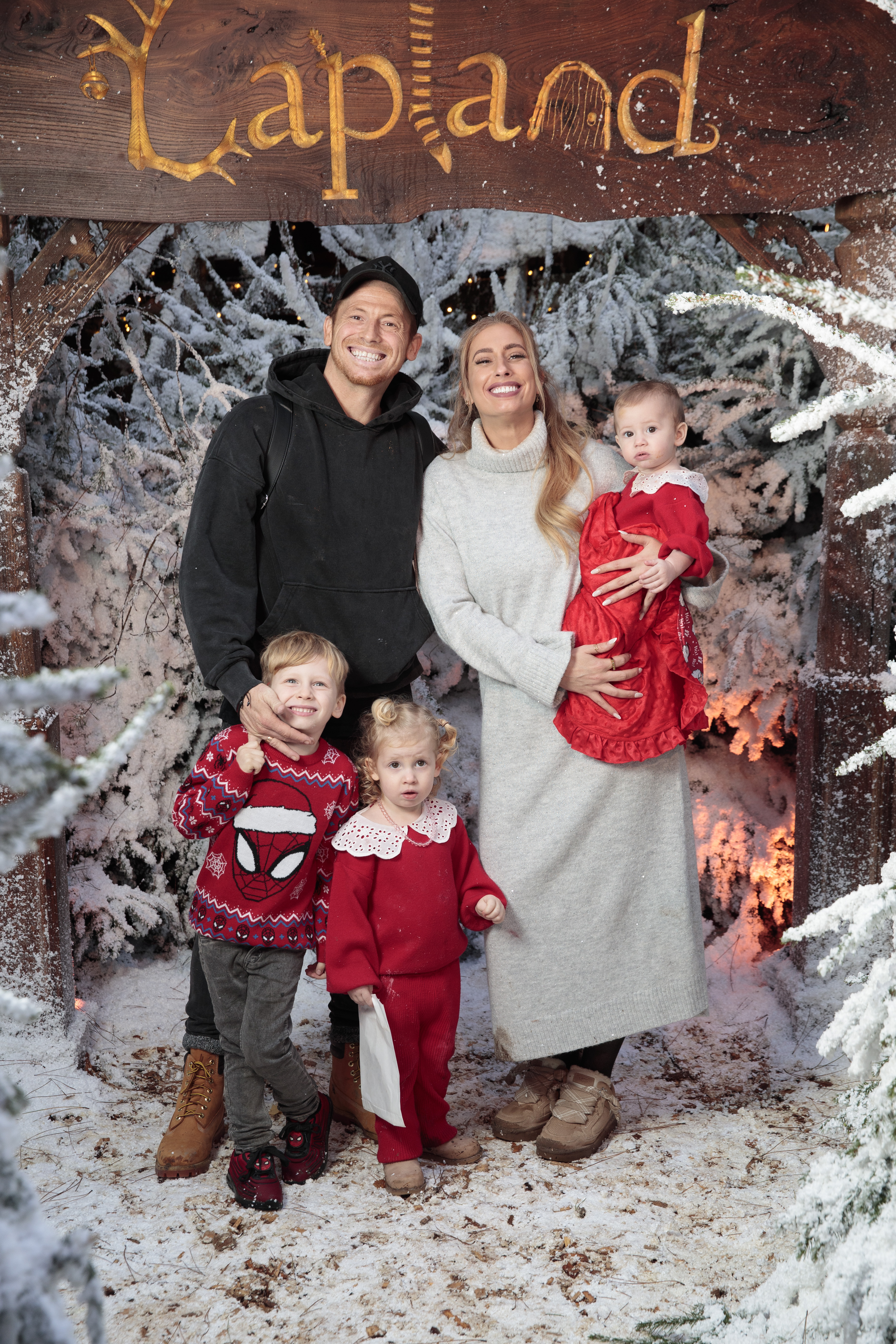 Die in Lappland abgebildete Familie Solomon-Swash kommt in Weihnachtsstimmung