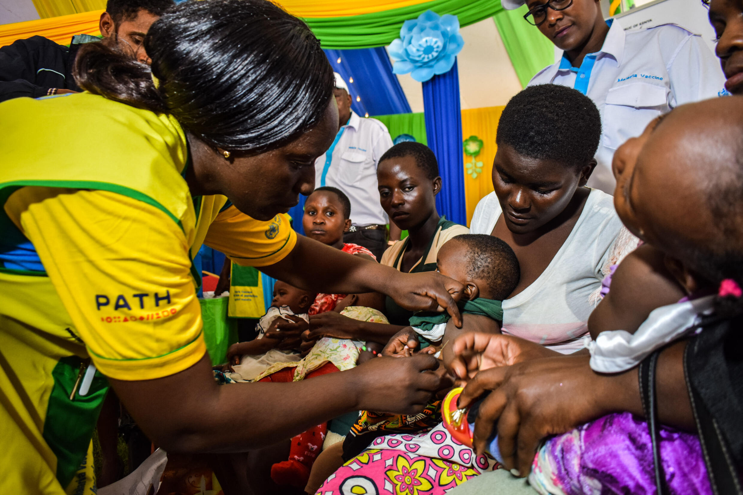 Ein Gesundheitshelfer impft ein Kind gegen Malaria in Ndhiwa, Homabay County, im Westen Kenias.