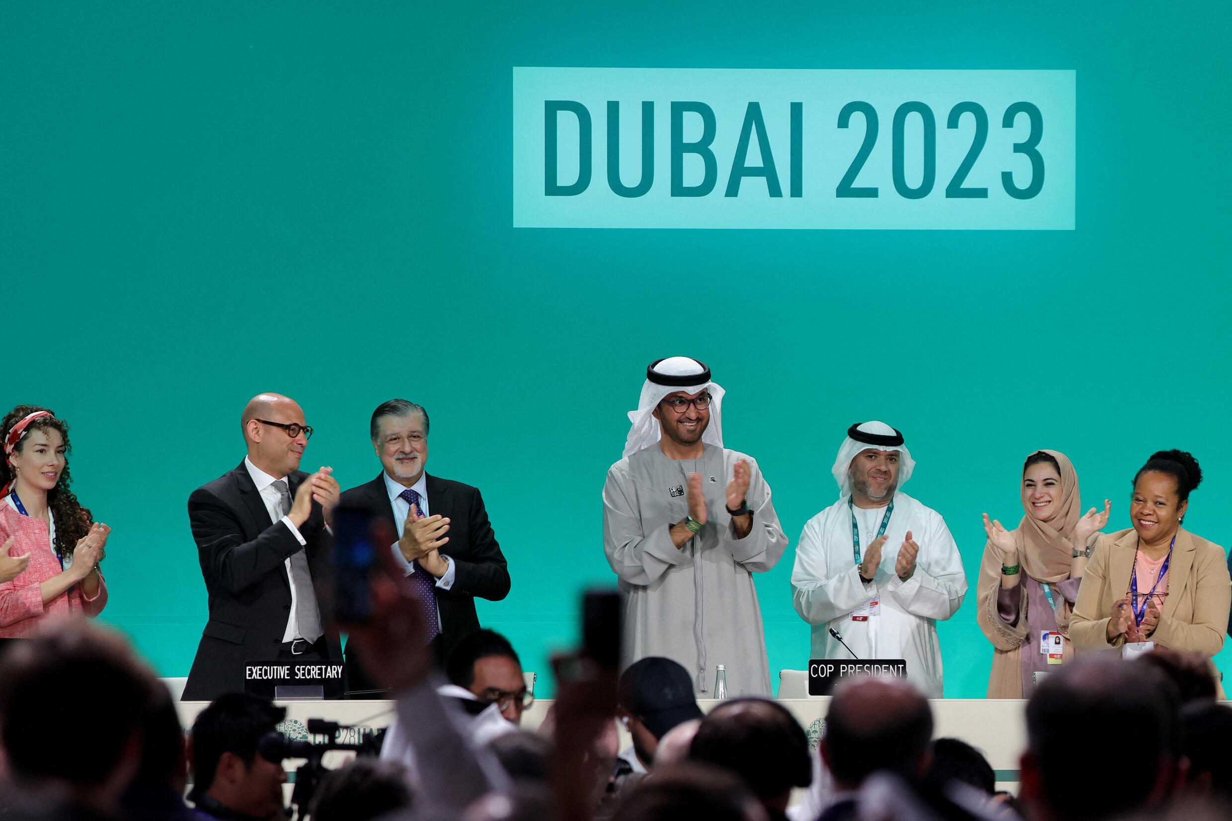 Der Präsident der COP28, Sultan al-Jaber, gab am 13. Dezember 2023 in Dubai die Abstimmung über das endgültige Abkommen über fossile Energieträger bekannt.