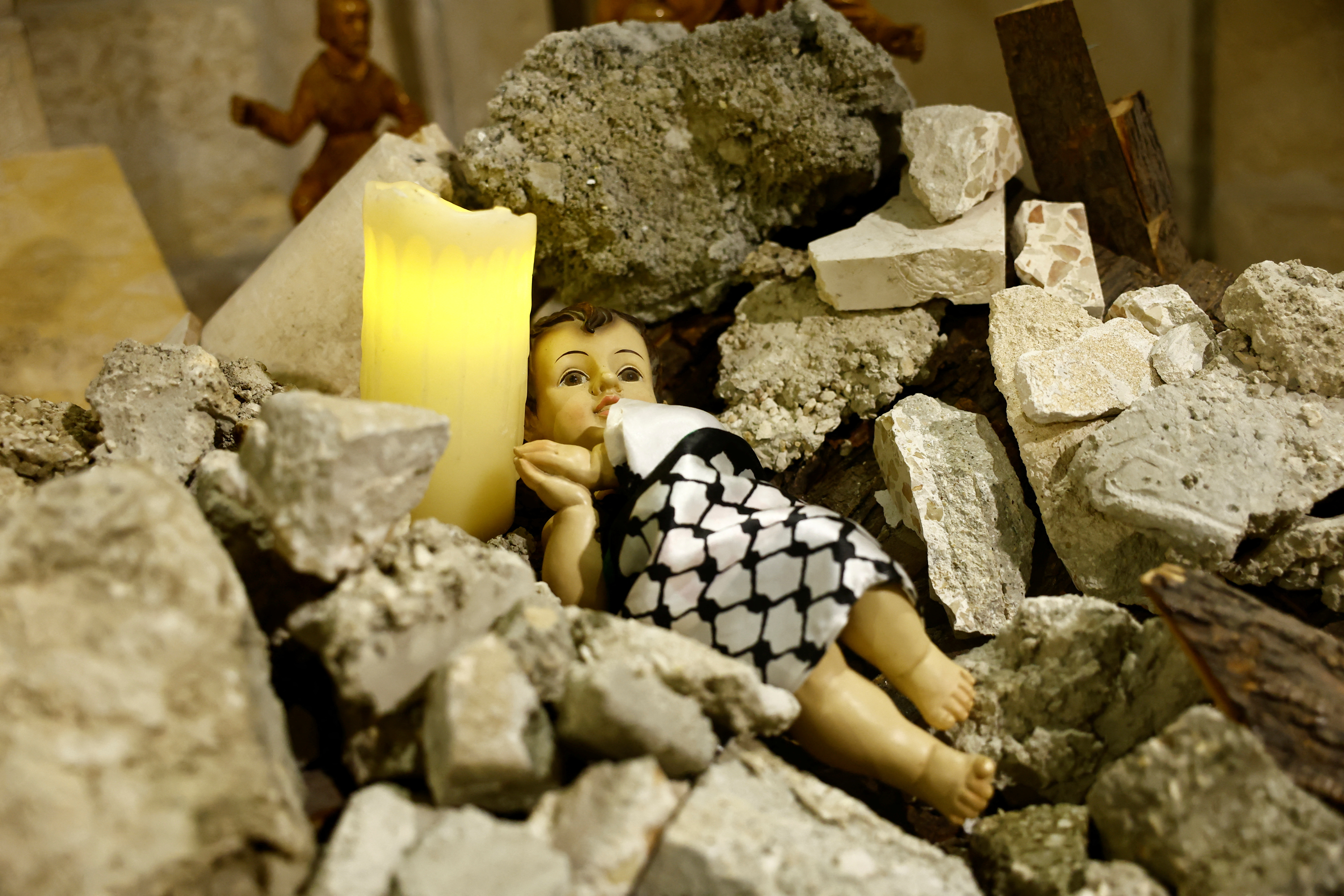 Das Jesuskind liegt inmitten der Trümmer in einer Grotte – anstelle der üblichen Krippendarstellung