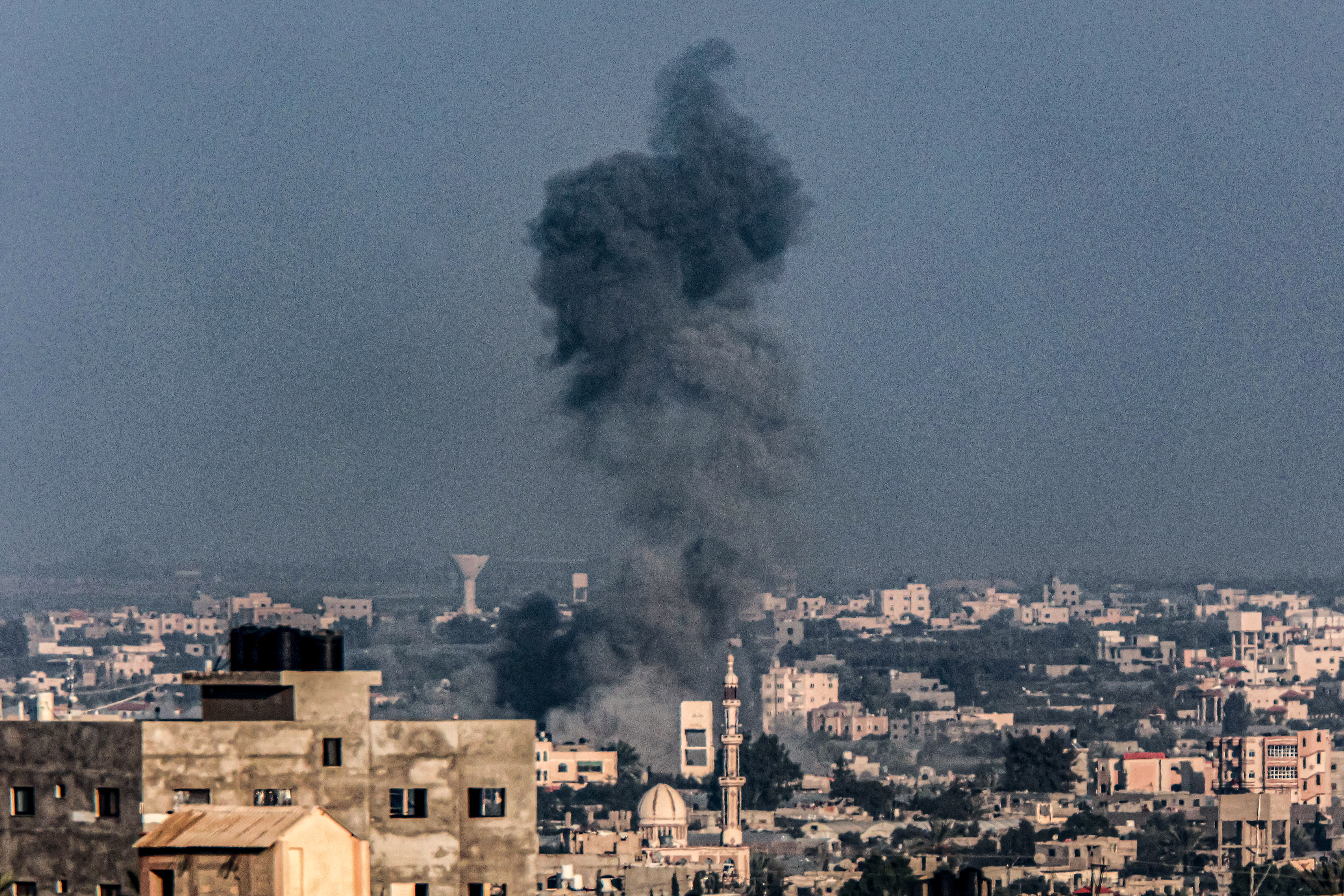 Am Heiligabend steigt Rauch im südlichen Gazastreifen auf